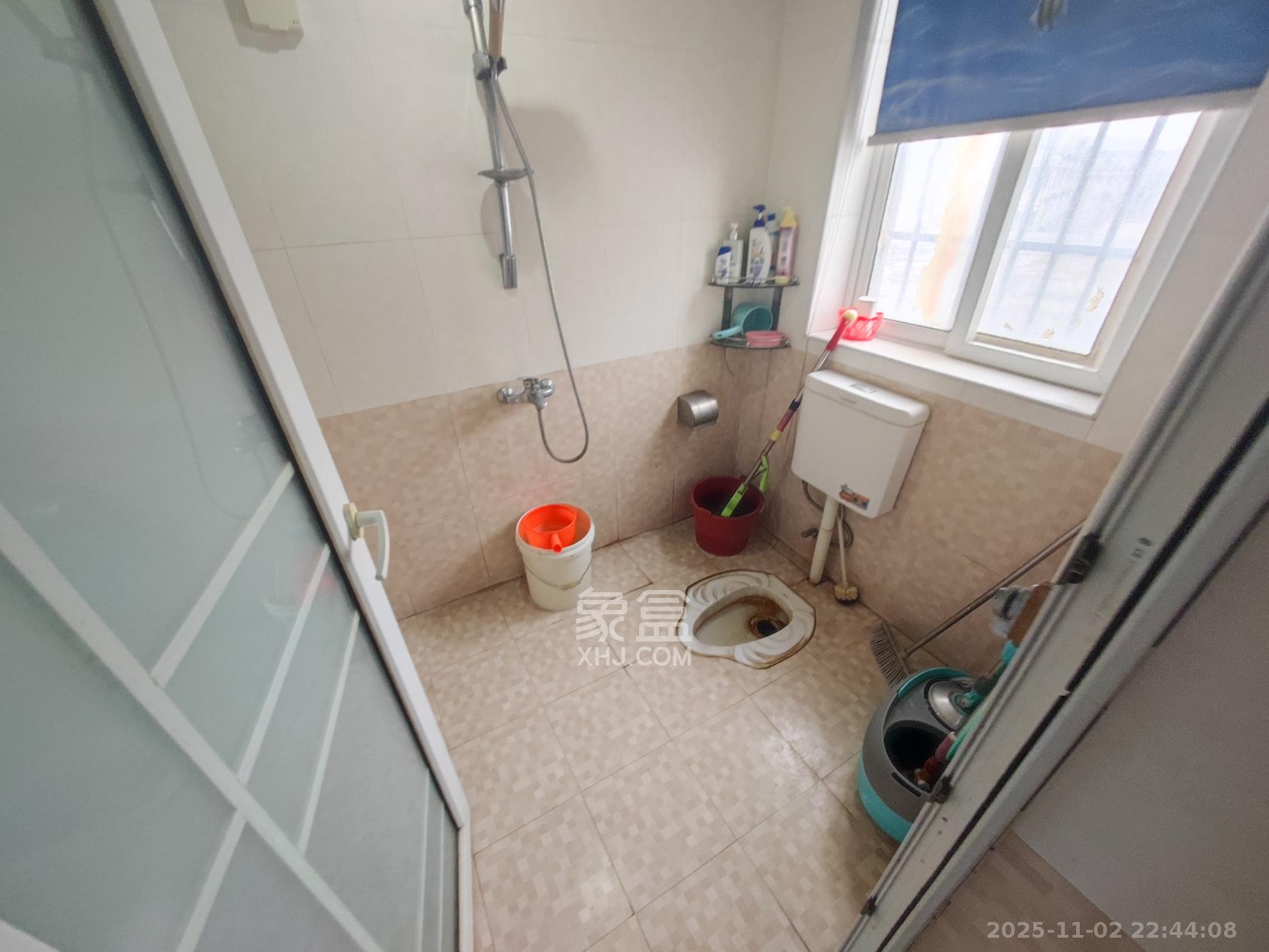 鄱阳小区  2室2厅1卫    41.8万卫生间