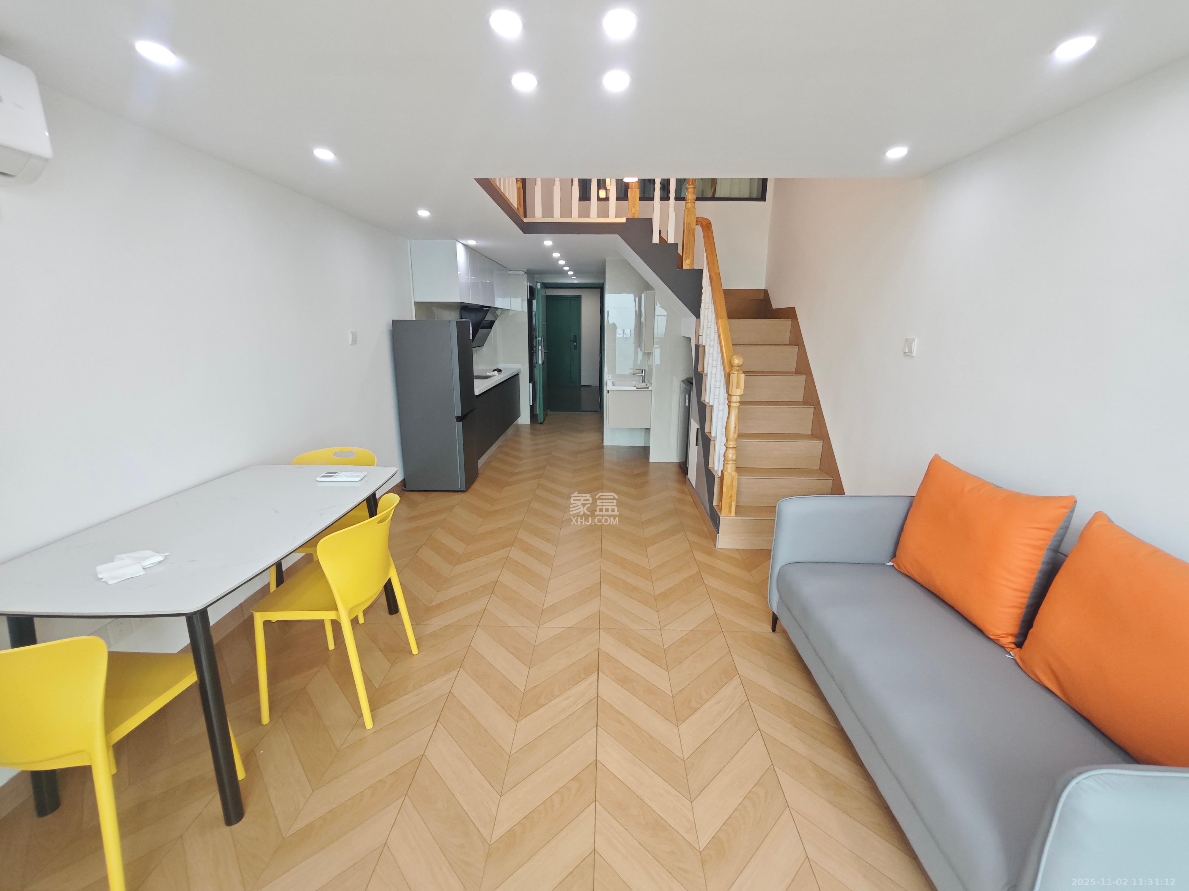 绿地V岛 2室2厅1卫 2500.0元/月 绿地V岛 2室2厅1卫 2500.0元/月室内图