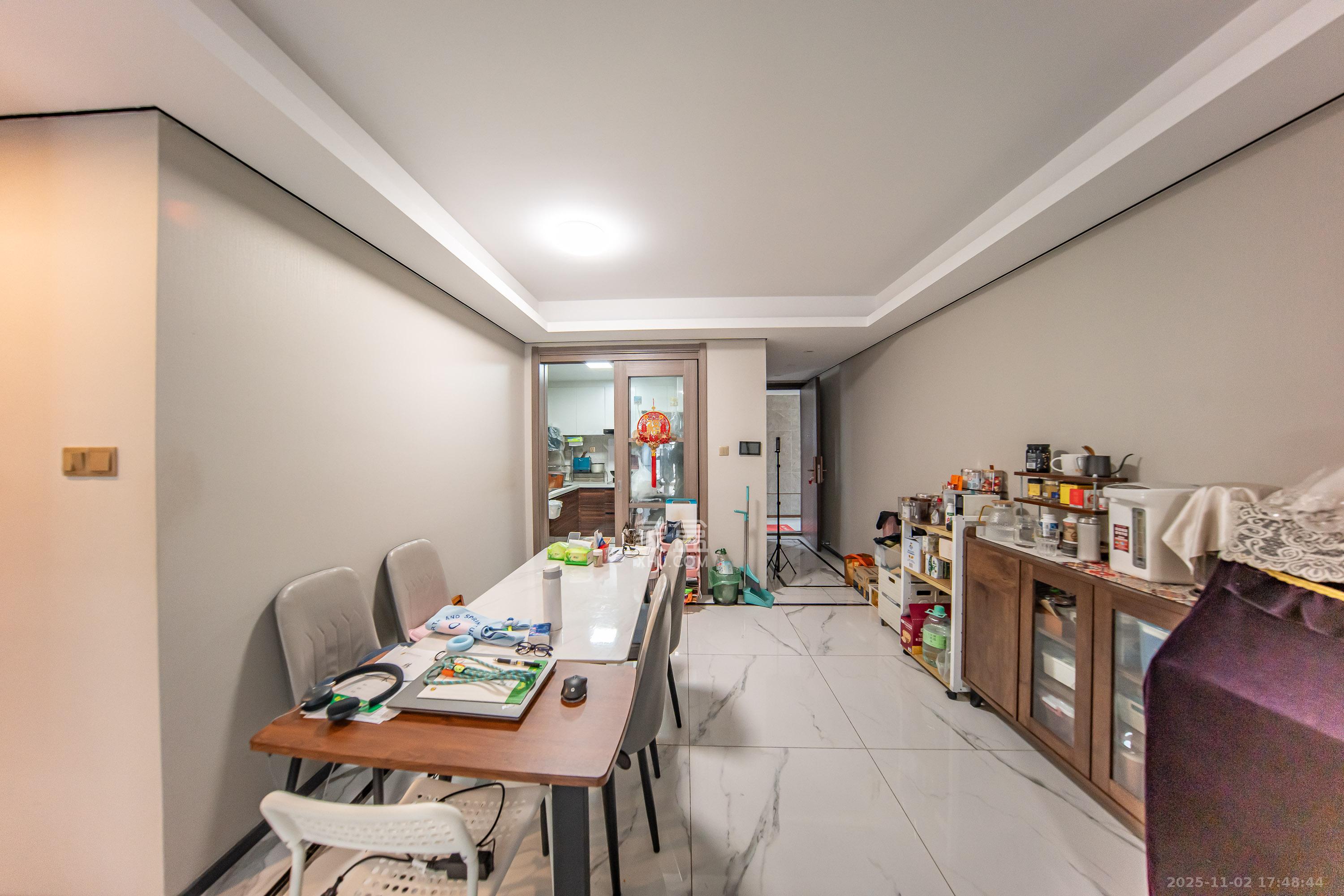 中海阅麓山一期  3室2厅2卫    150.0万客厅