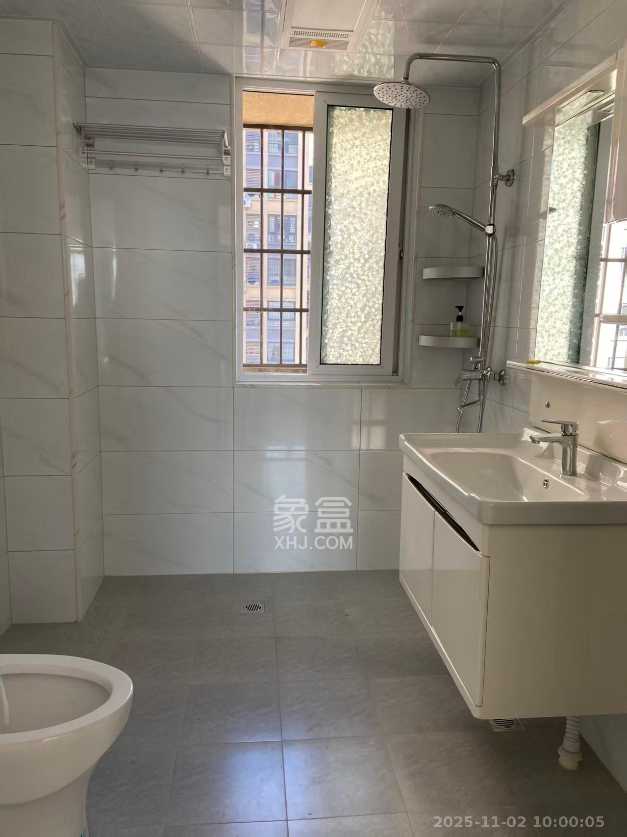 天麓尚层  3室2厅2卫    2600.0元/月室内图