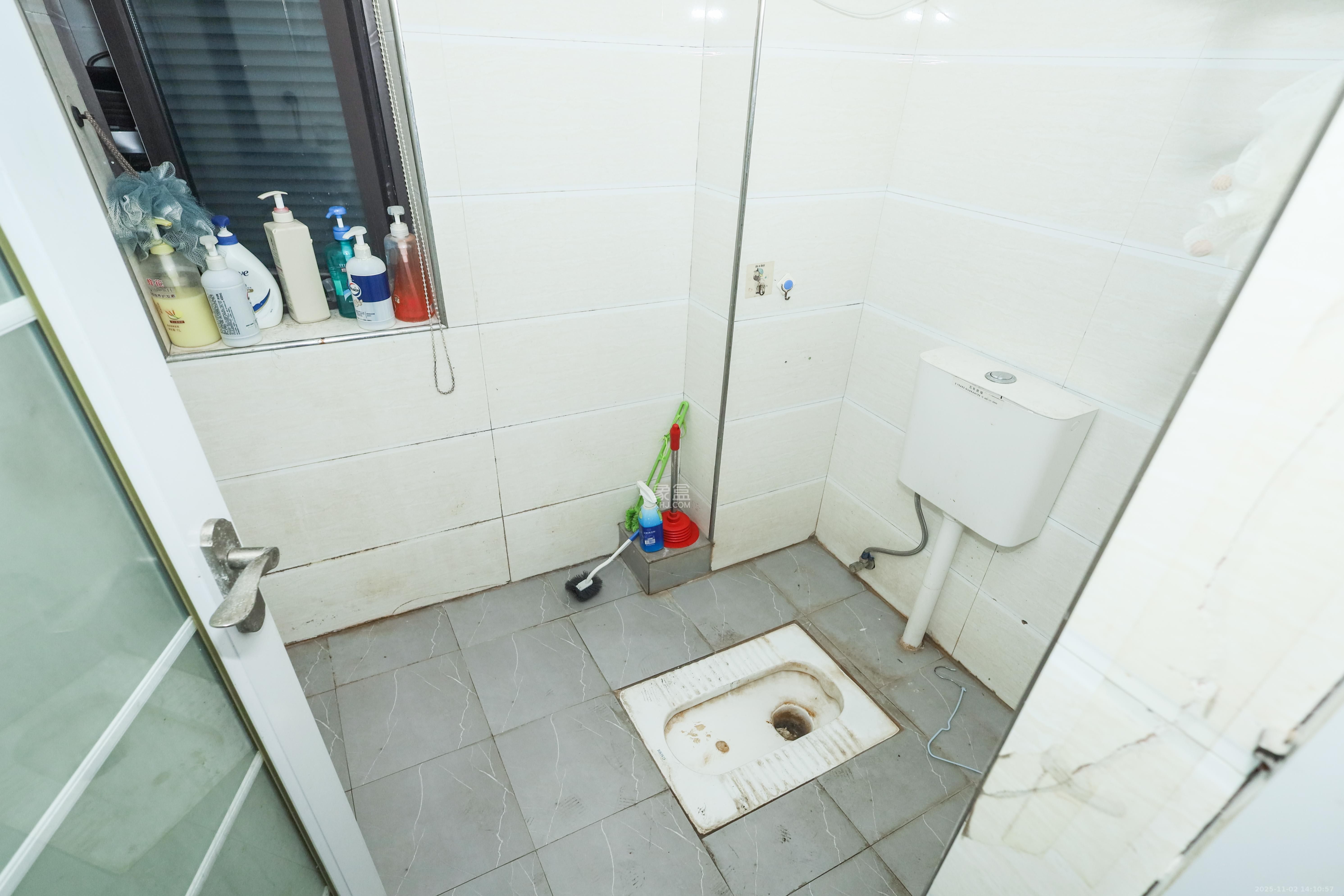 保利麓谷林语F区 3室2厅1卫 79.8万 保利麓谷林语F区 3室2厅1卫 79.8万卫生间