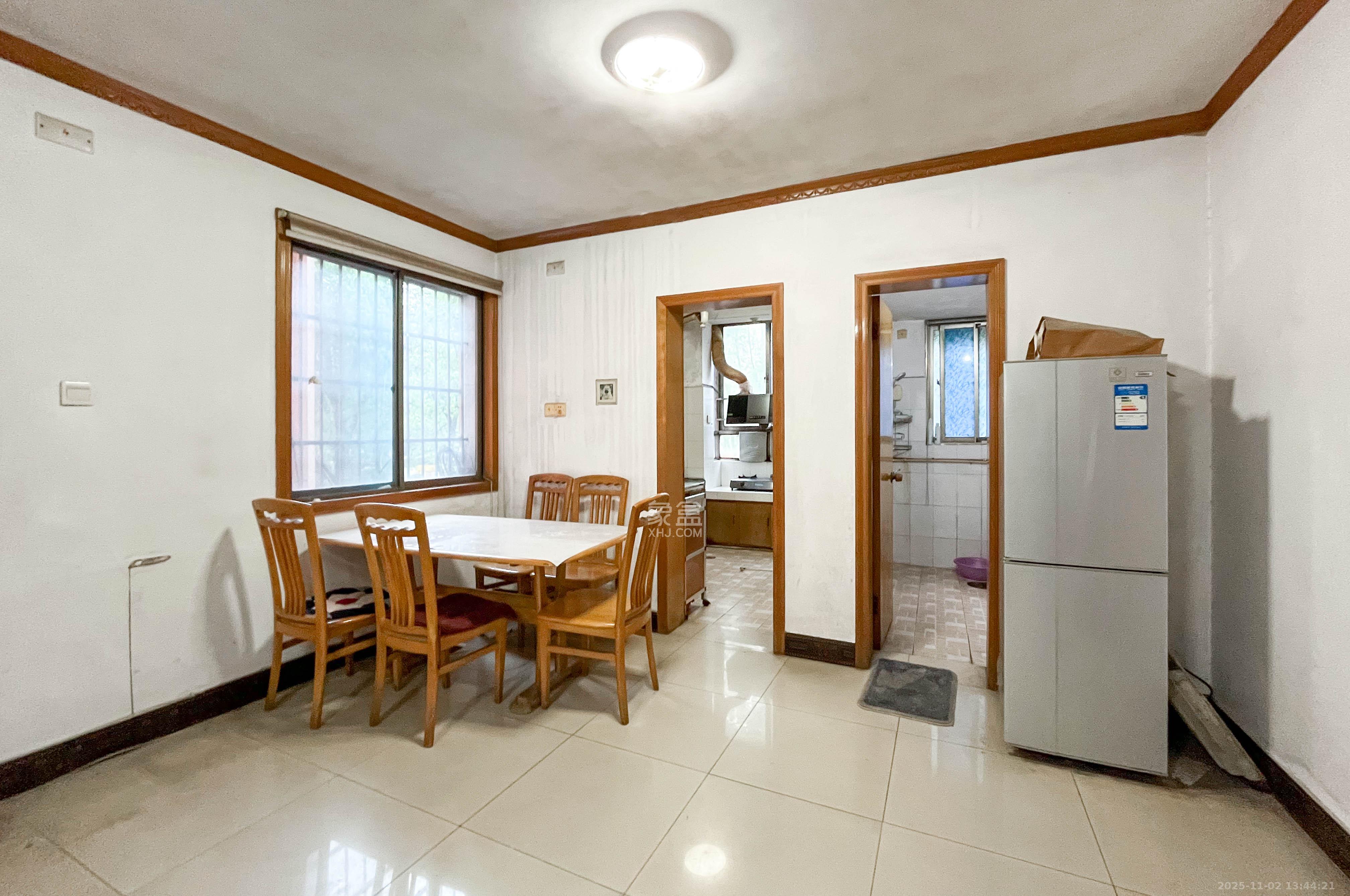 阳明山庄  2室2厅1卫    58.0万客厅