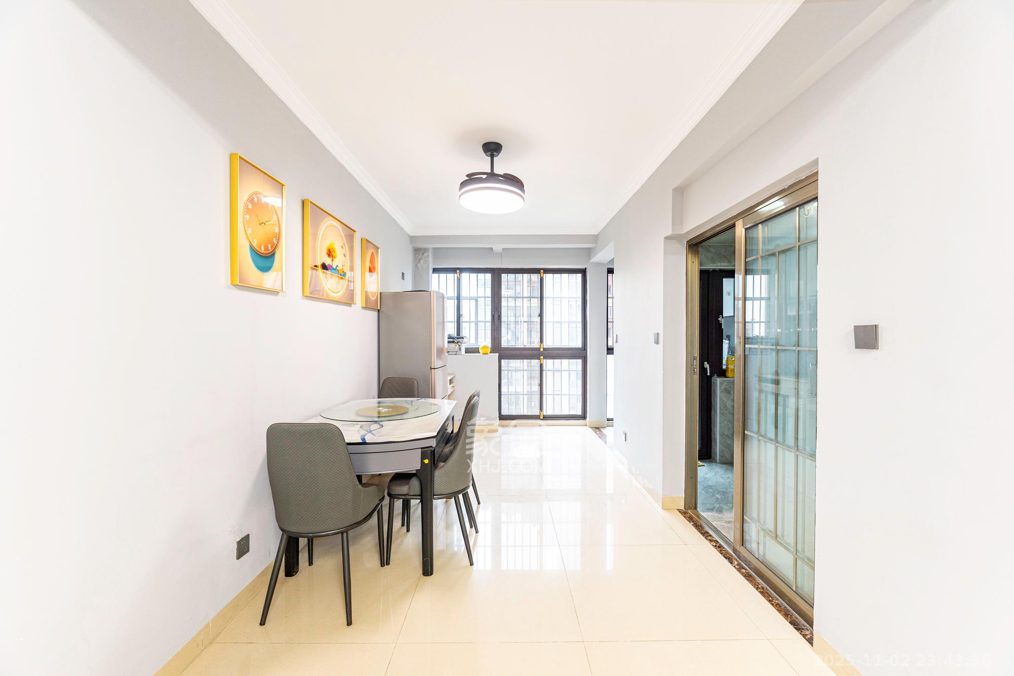 东方美地  3室2厅2卫    78.8万客厅