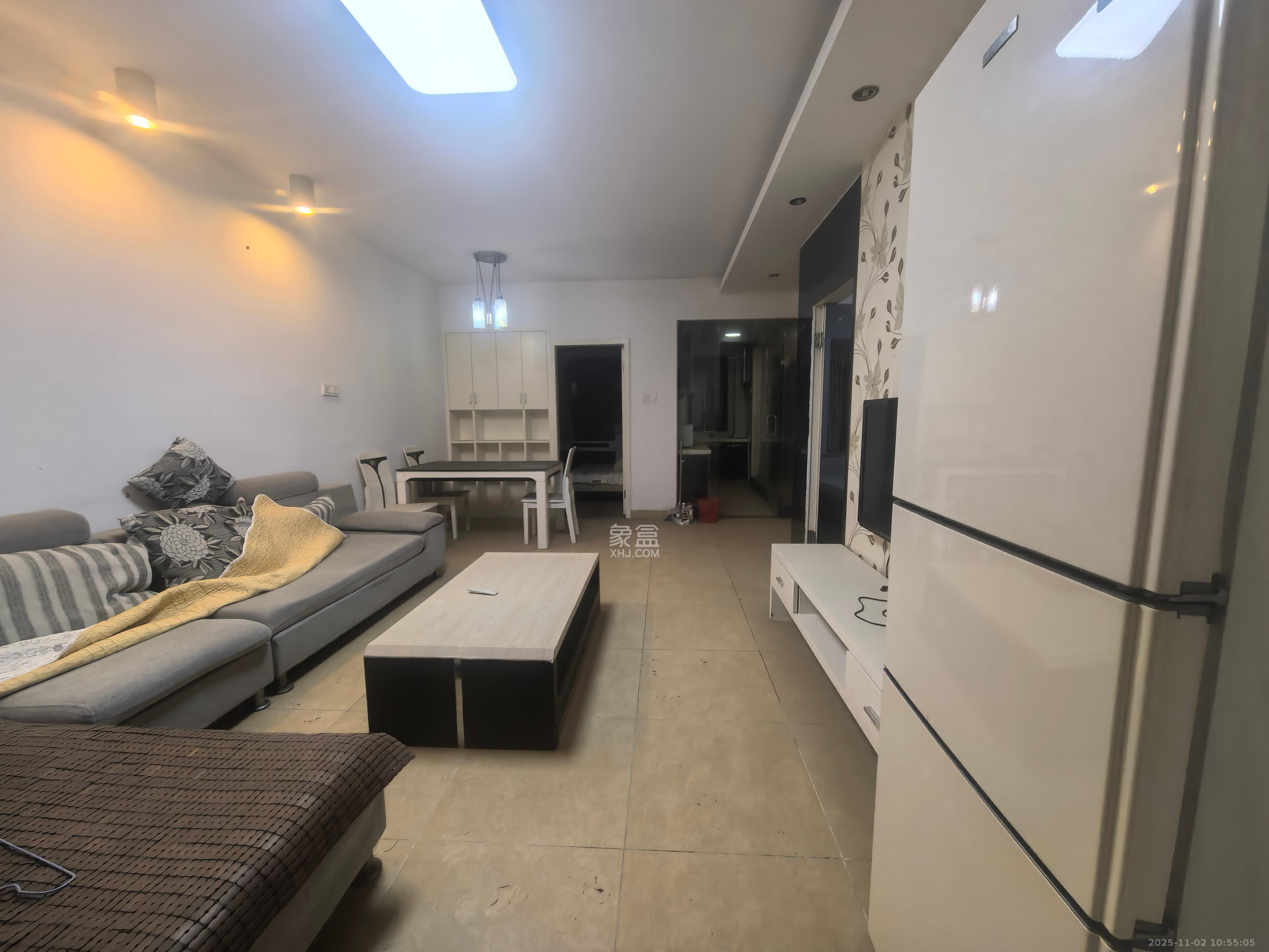 三一街区  3室2厅1卫    1700.0元/月