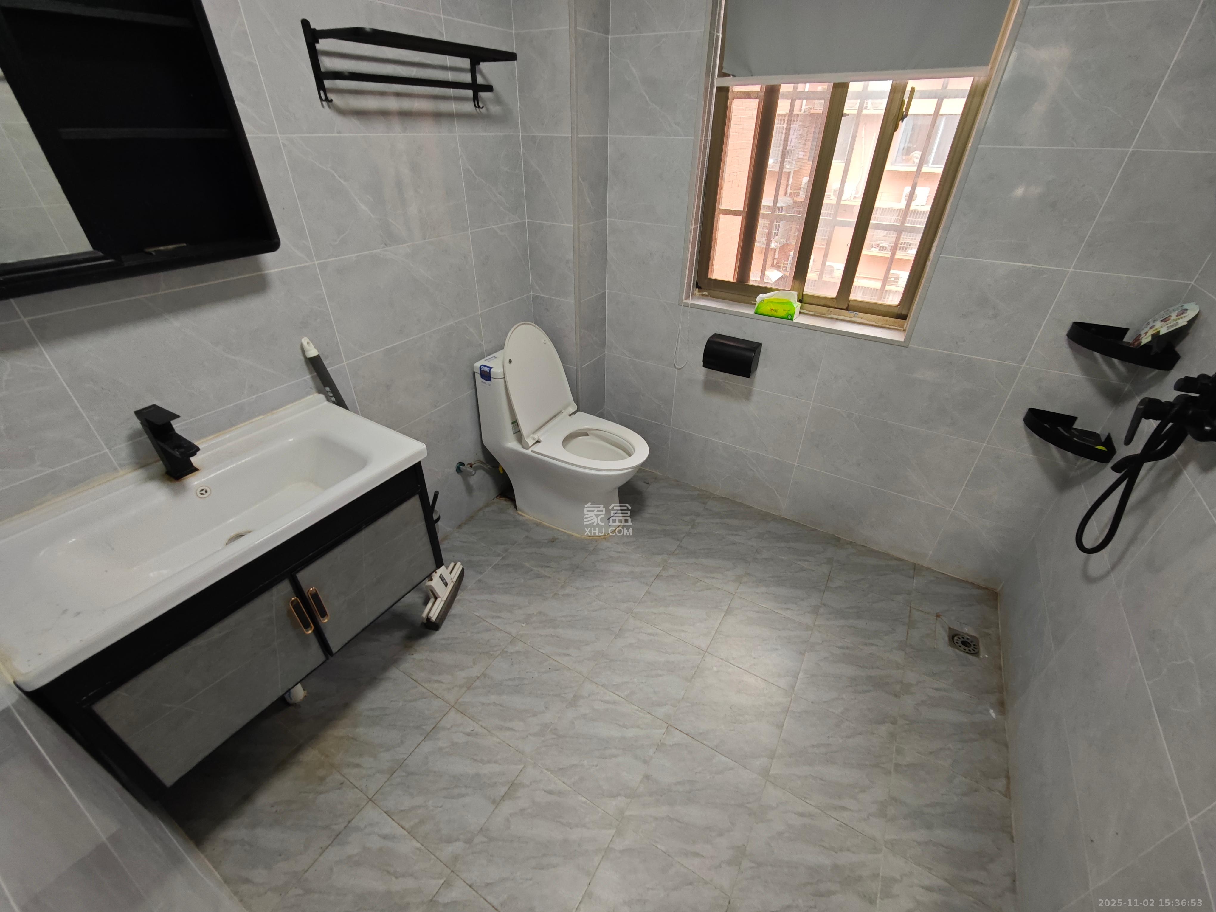 谷峰小区 3室2厅2卫 2000.0元/月 谷峰小区 3室2厅2卫 2000.0元/月室内图