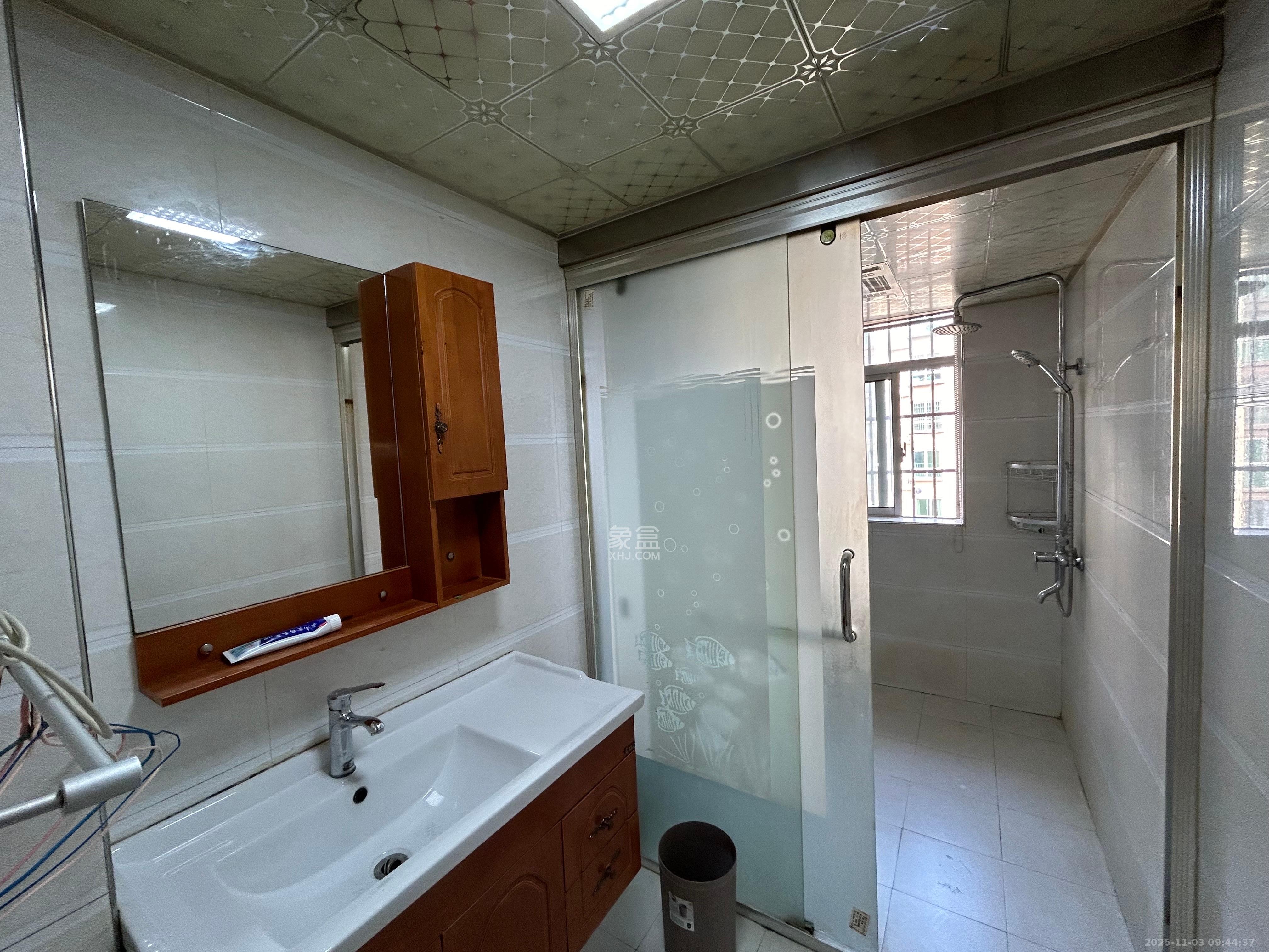 麓谷加州阳光  3室2厅2卫    2600.0元/月室内图