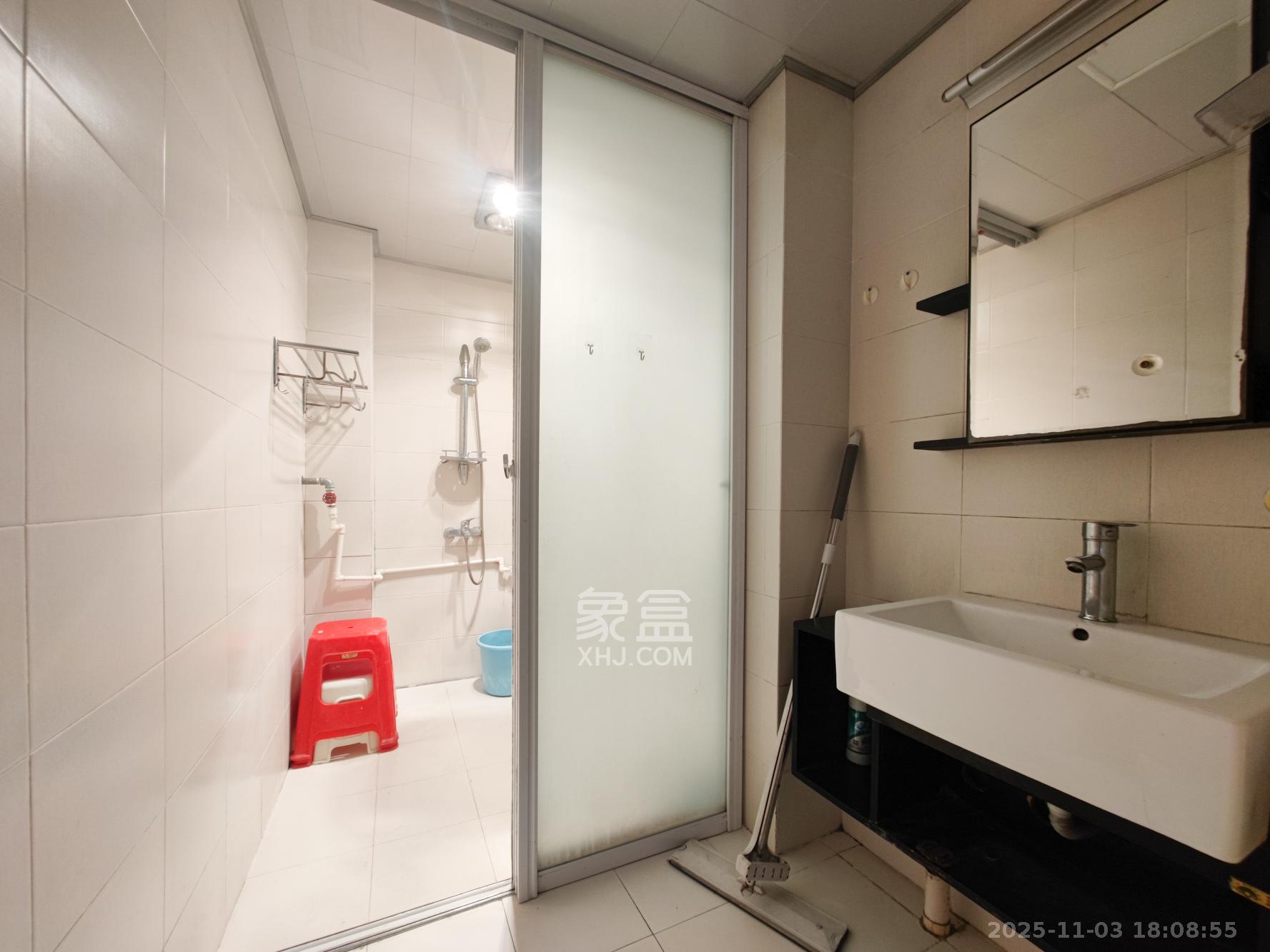 佳园星城  3室2厅2卫    56.0万卫生间