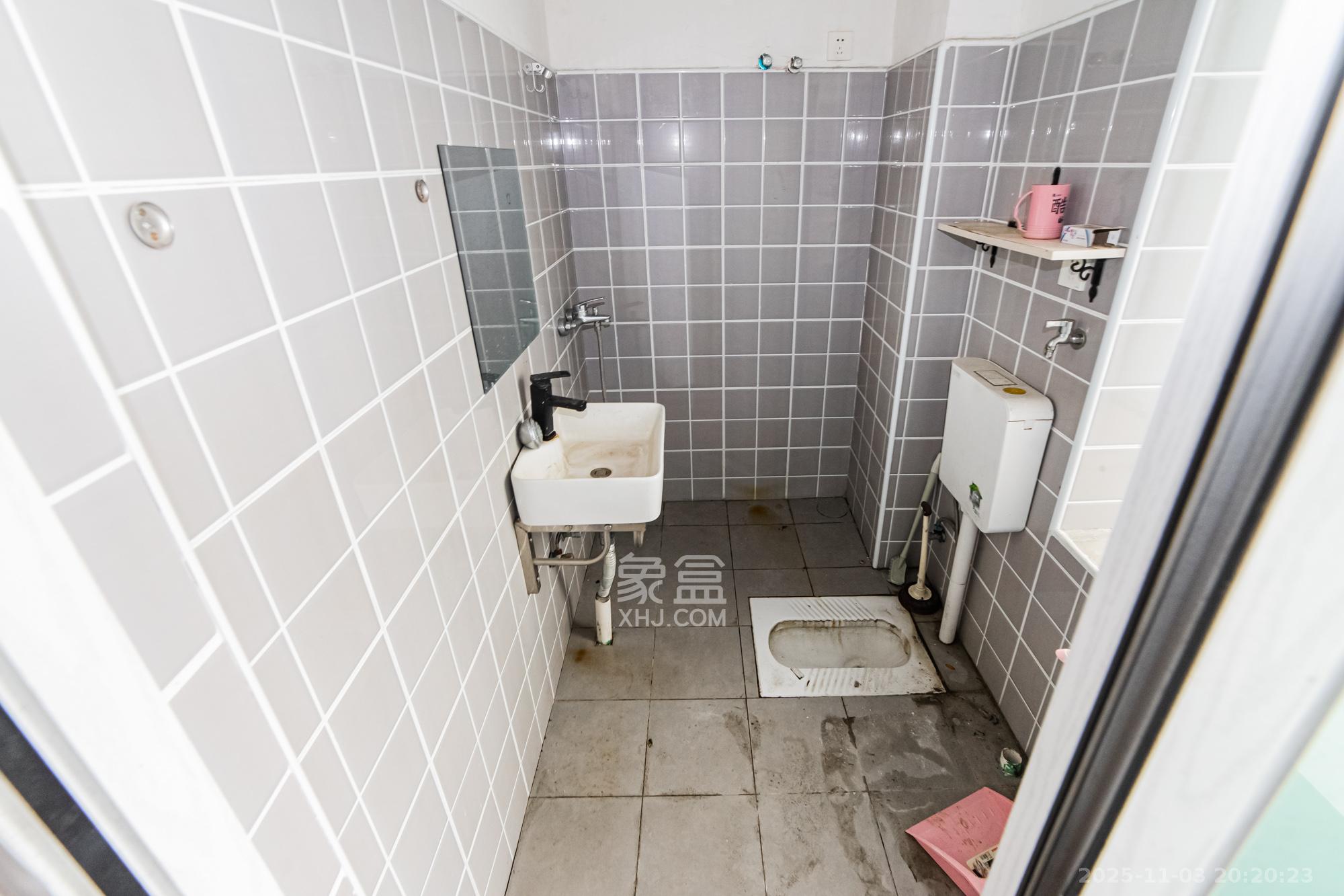 滨江君悦香邸  4室2厅2卫    108.0万卫生间