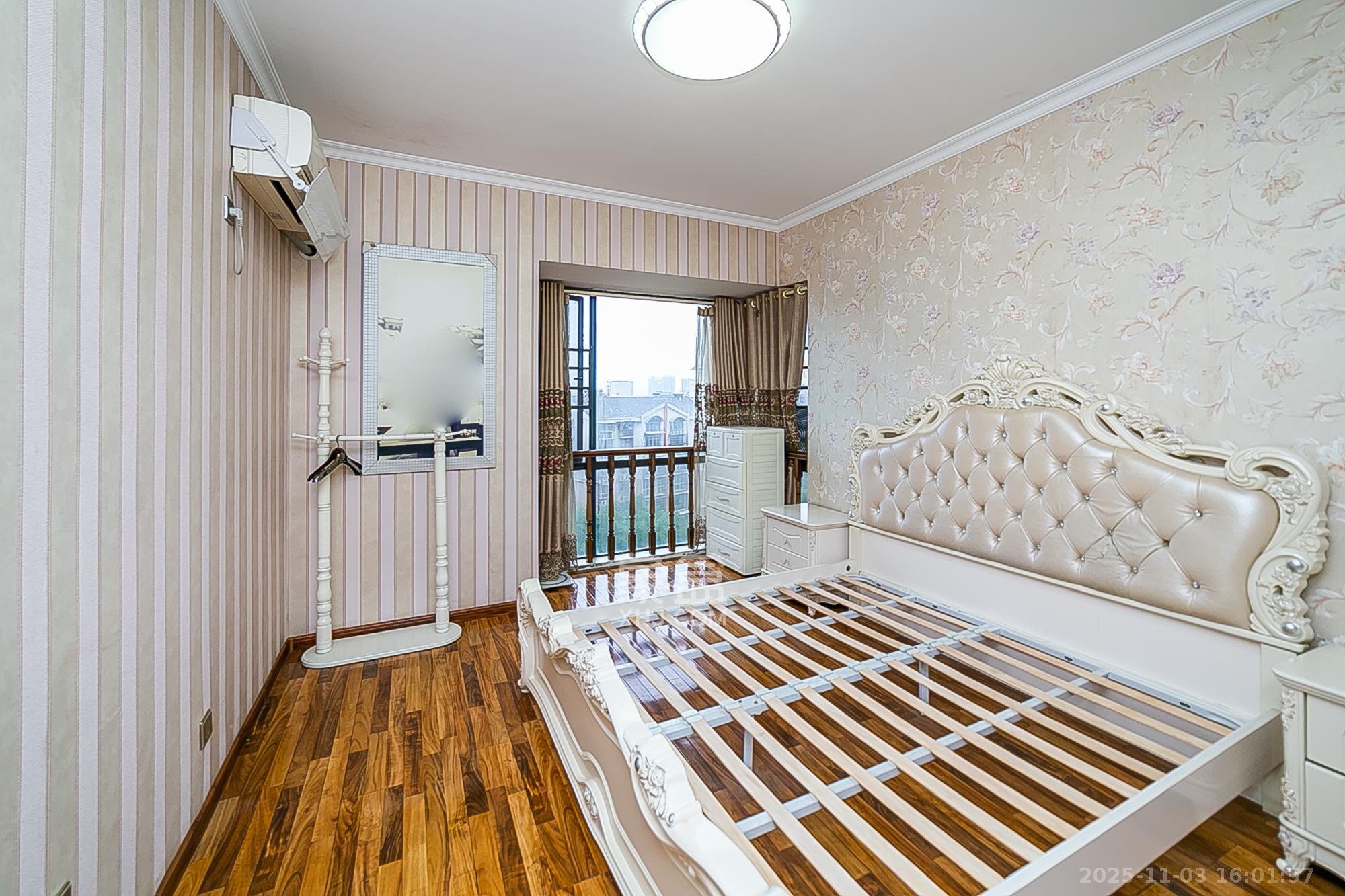 兴威帕克水岸  3室2厅2卫    99.0万卧室