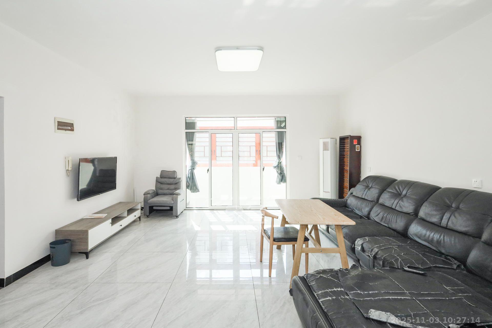 润芳园  3室2厅2卫    2400.0元/月