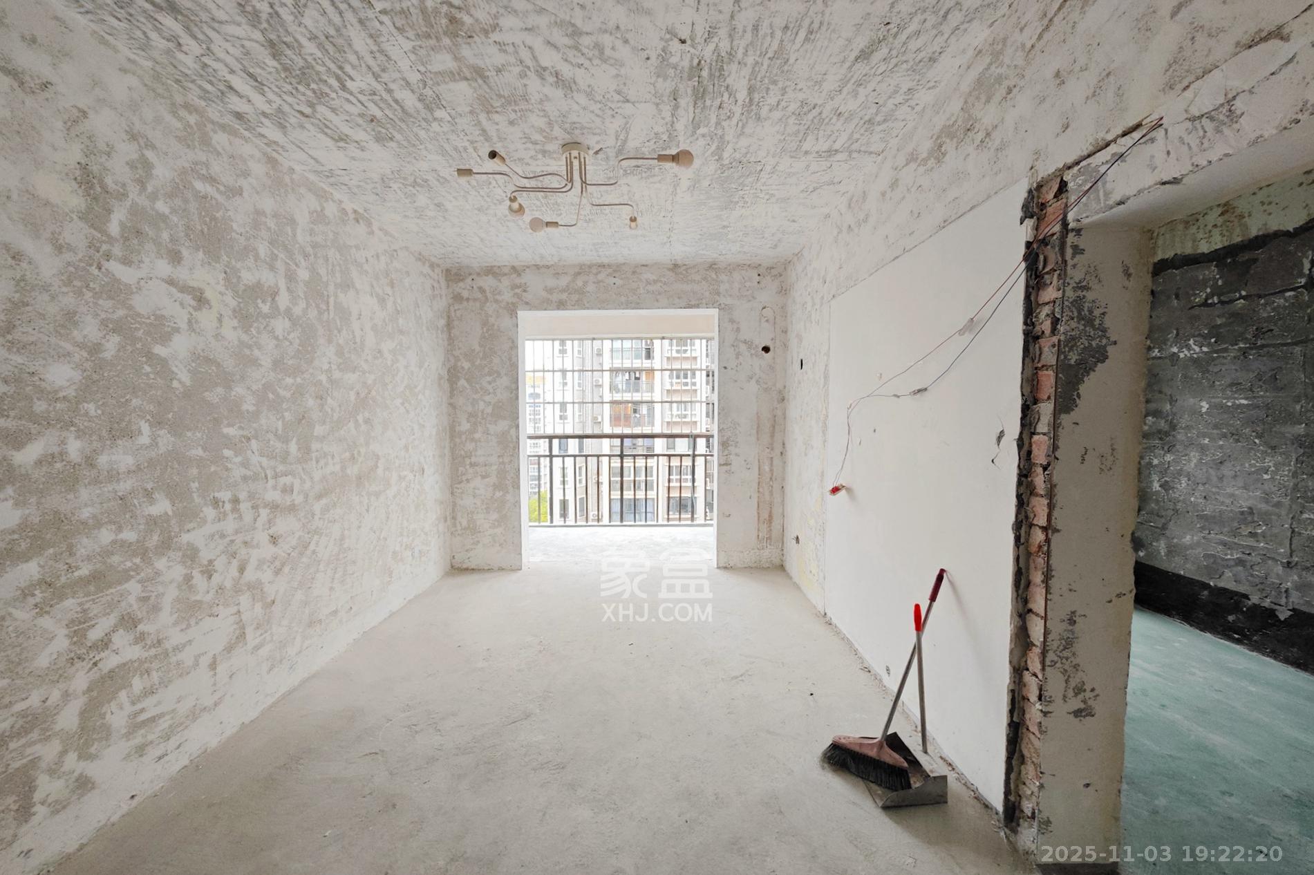 嘉盛华庭(一期、二期、三期) 4室2厅1卫 88.0万 嘉盛华庭(一期、二期、三期) 4室2厅1卫 88.0万客厅