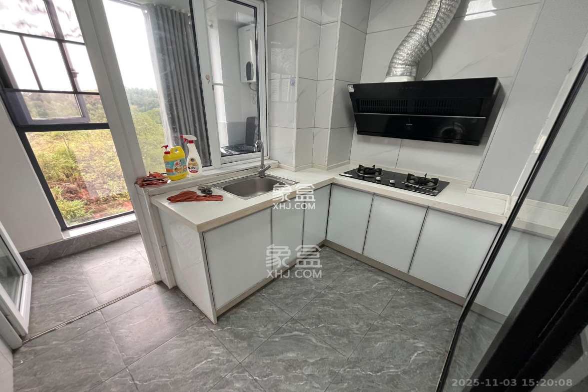 湘荷美苑 3室2厅2卫 2000.0元/月 湘荷美苑 3室2厅2卫 2000.0元/月室内图