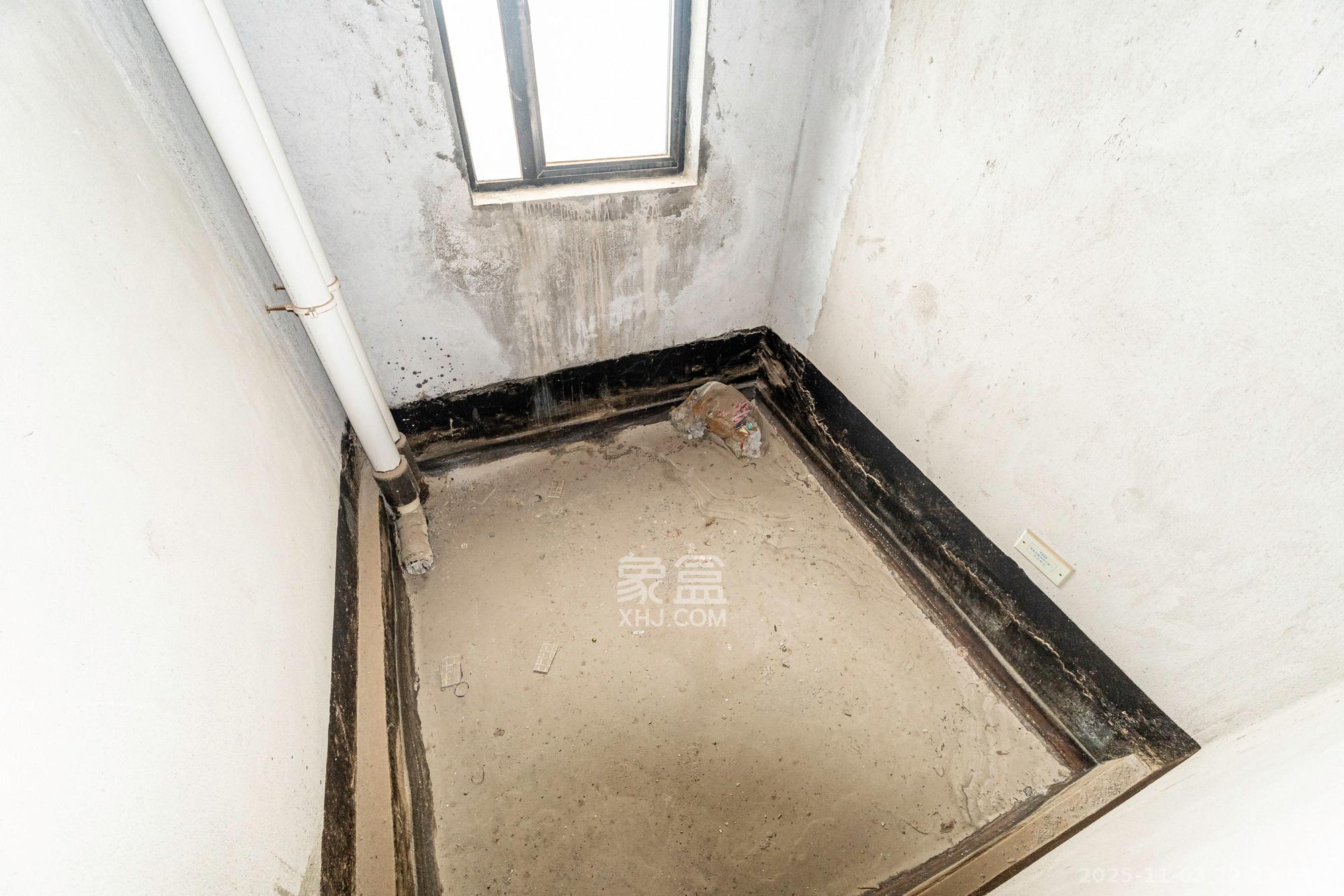 长大卧琥  6室2厅3卫    165.0万卫生间