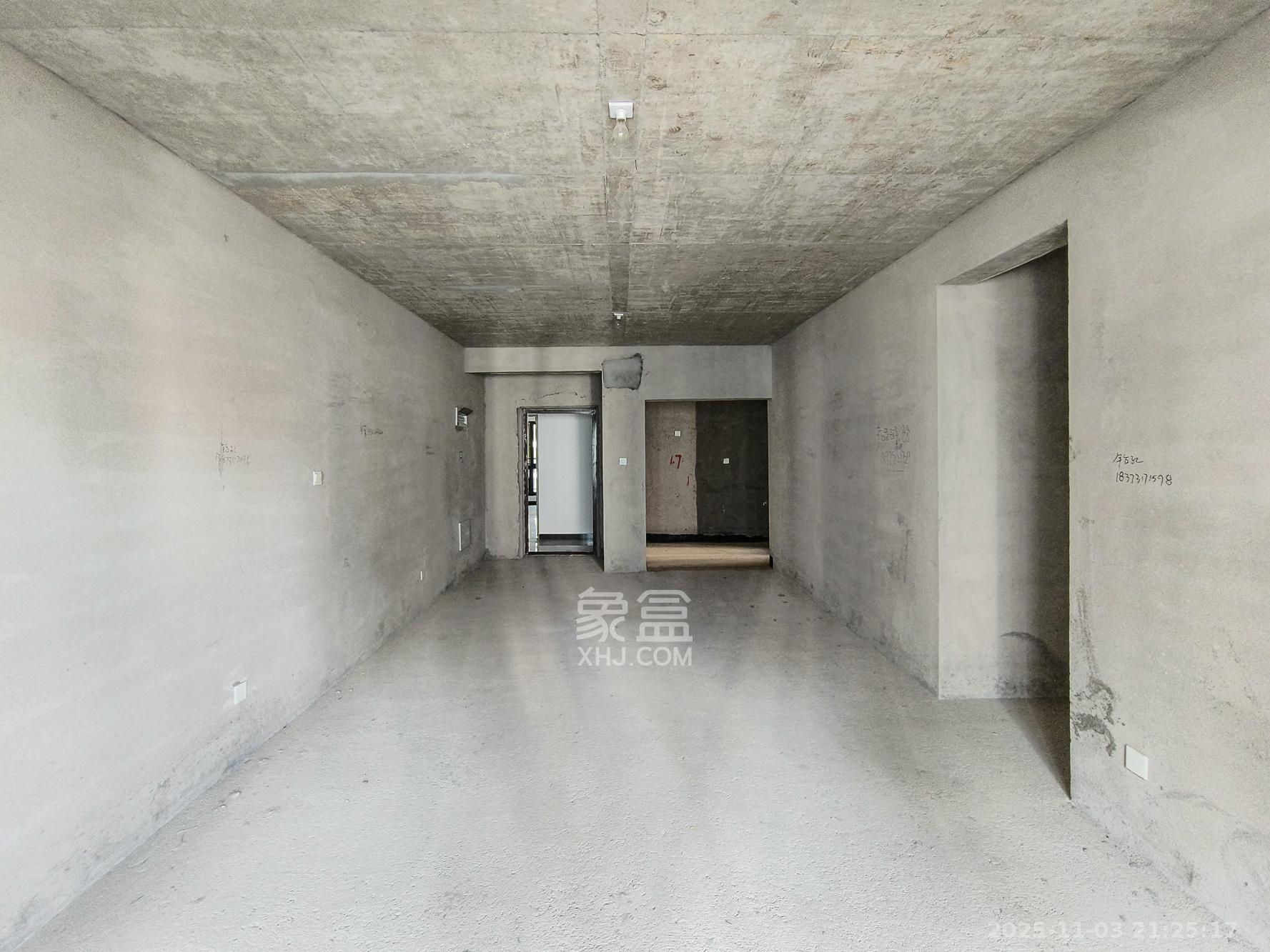 新长海玖龙台 4室2厅2卫 85.0万 新长海玖龙台 4室2厅2卫 85.0万客厅