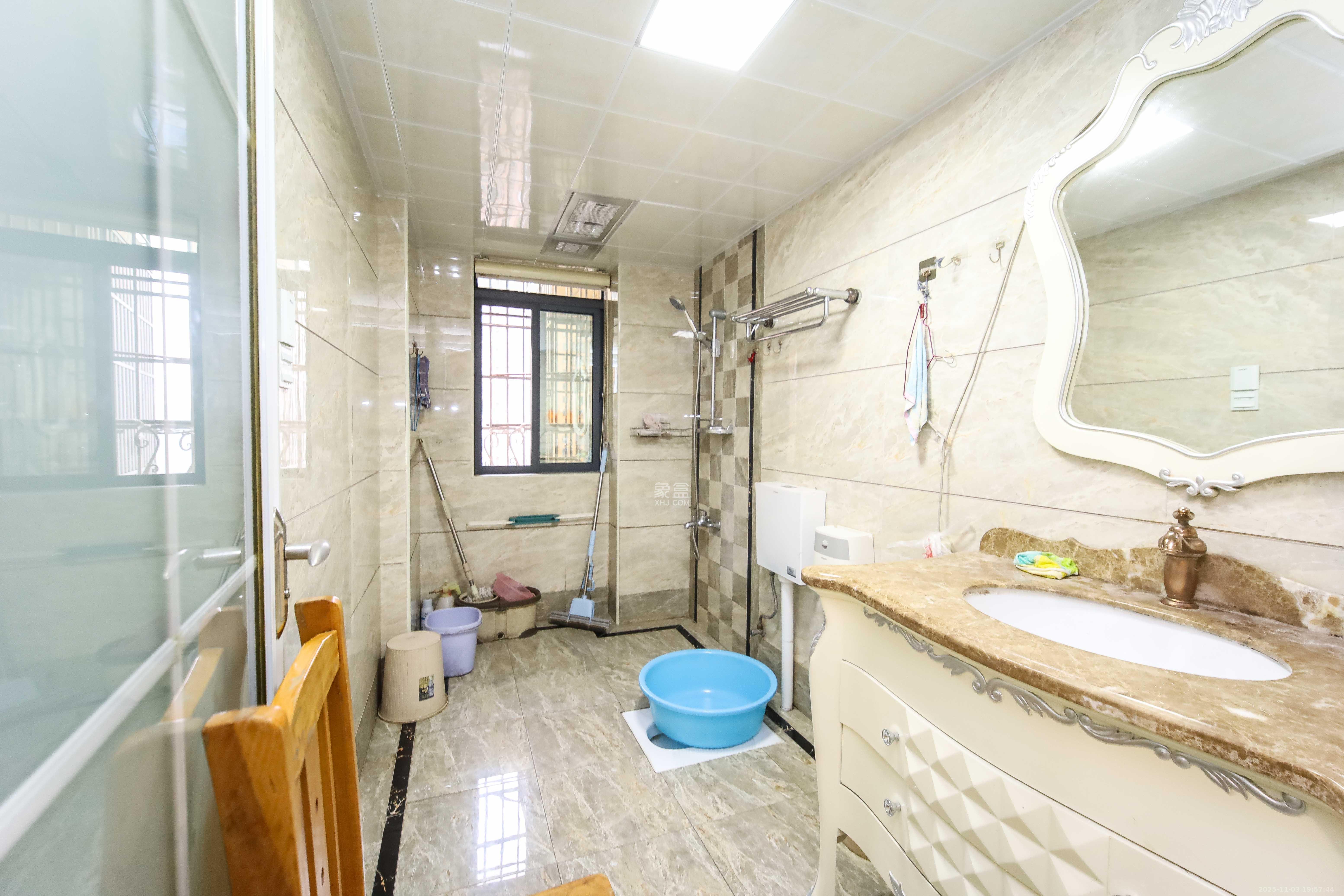 江河双水湾  4室2厅2卫    152.0万卫生间