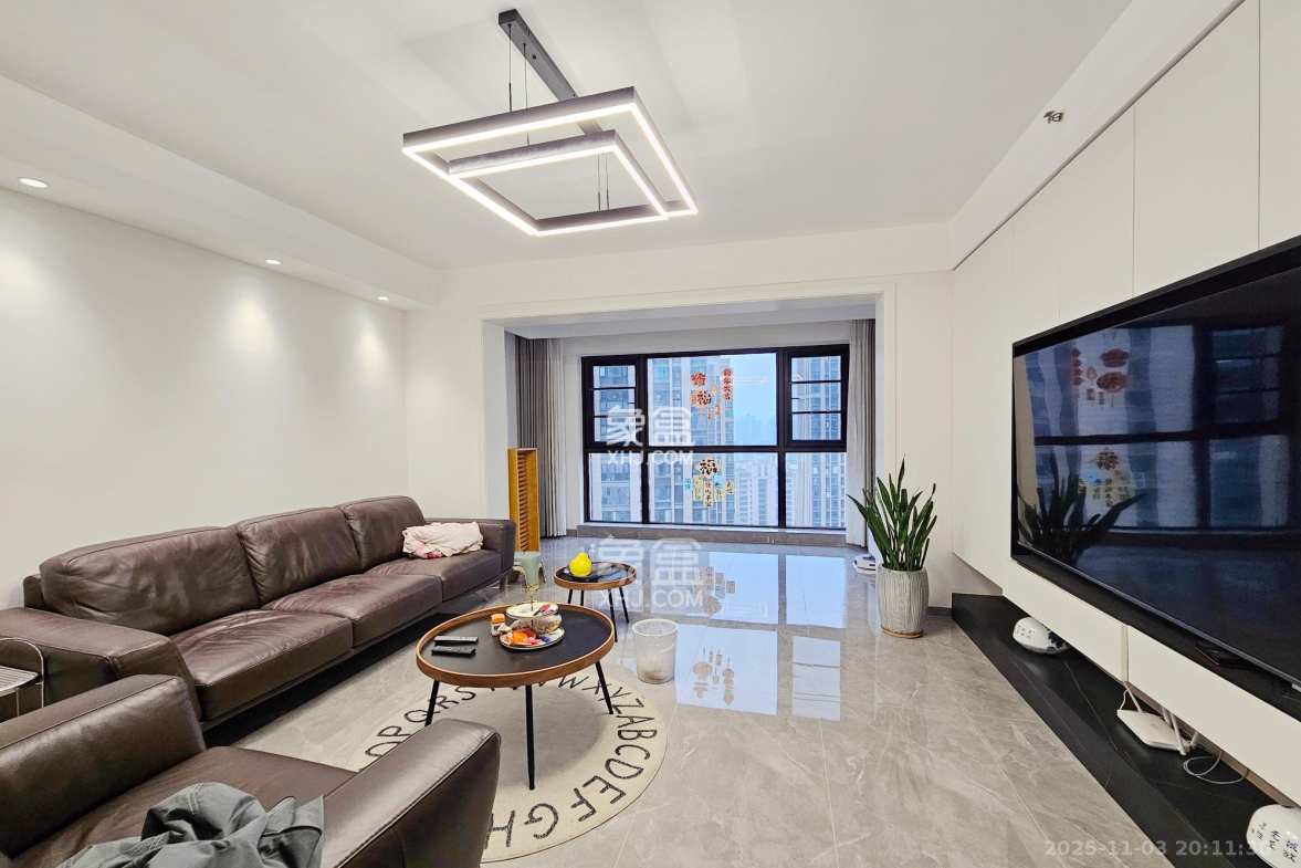 明昇壹城(明昇时代广场)二期 4室2厅3卫 350.0万 明昇壹城(明昇时代广场)二期 4室2厅3卫 350.0万客厅