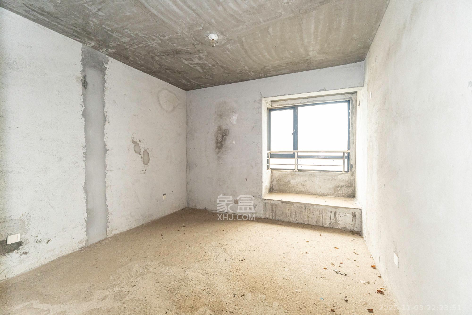 长大卧琥  6室2厅3卫    165.0万卧室