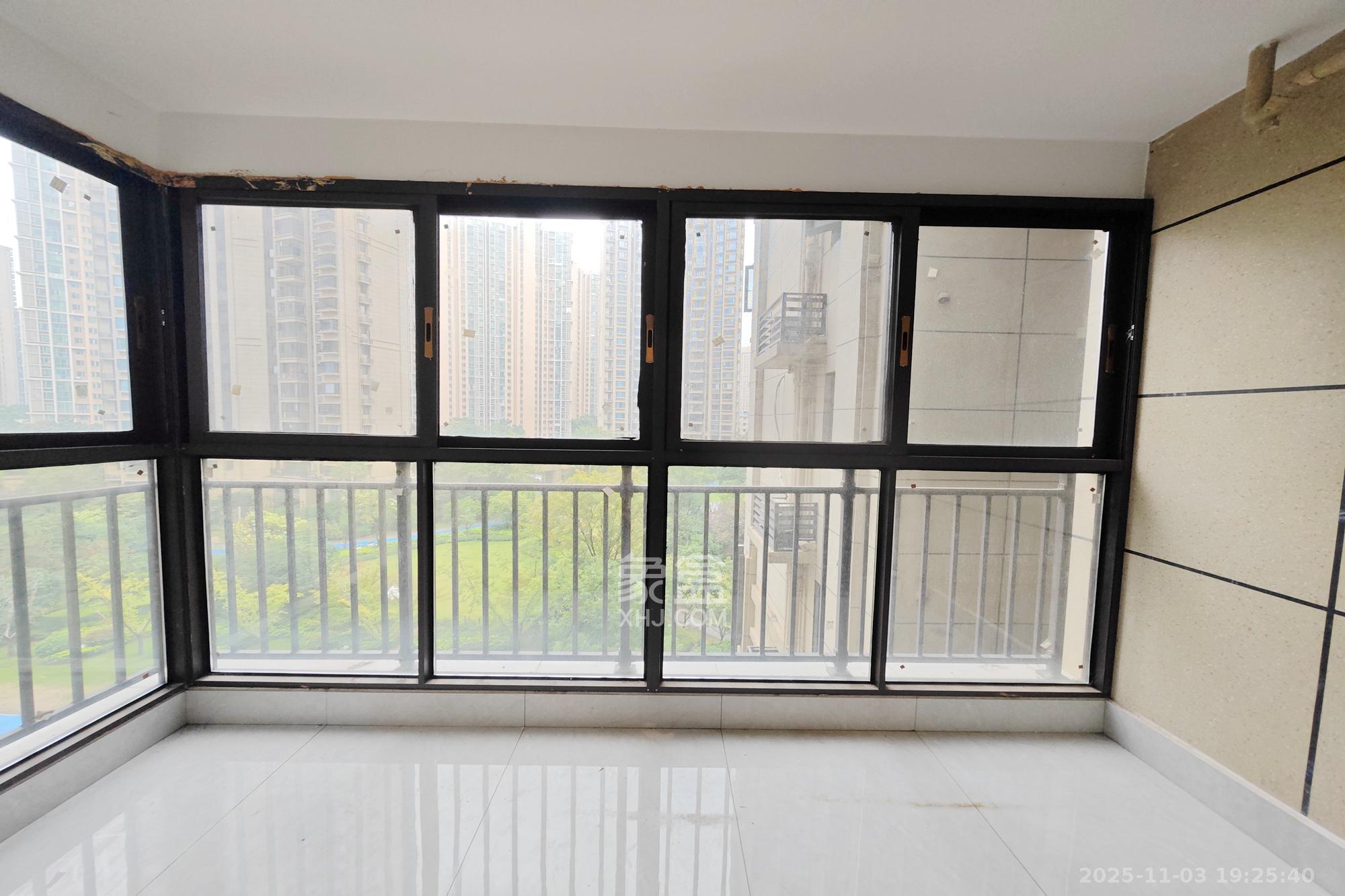 保利大都汇一期、二期  1室0厅0卫    152.0万阳台