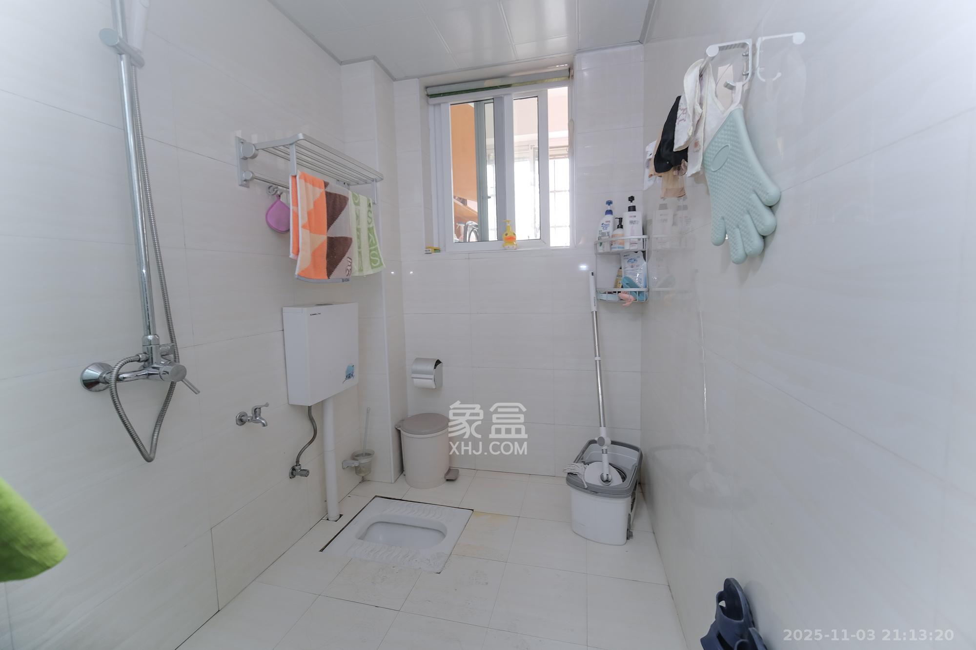 长丰星城  4室2厅2卫    89.0万卫生间