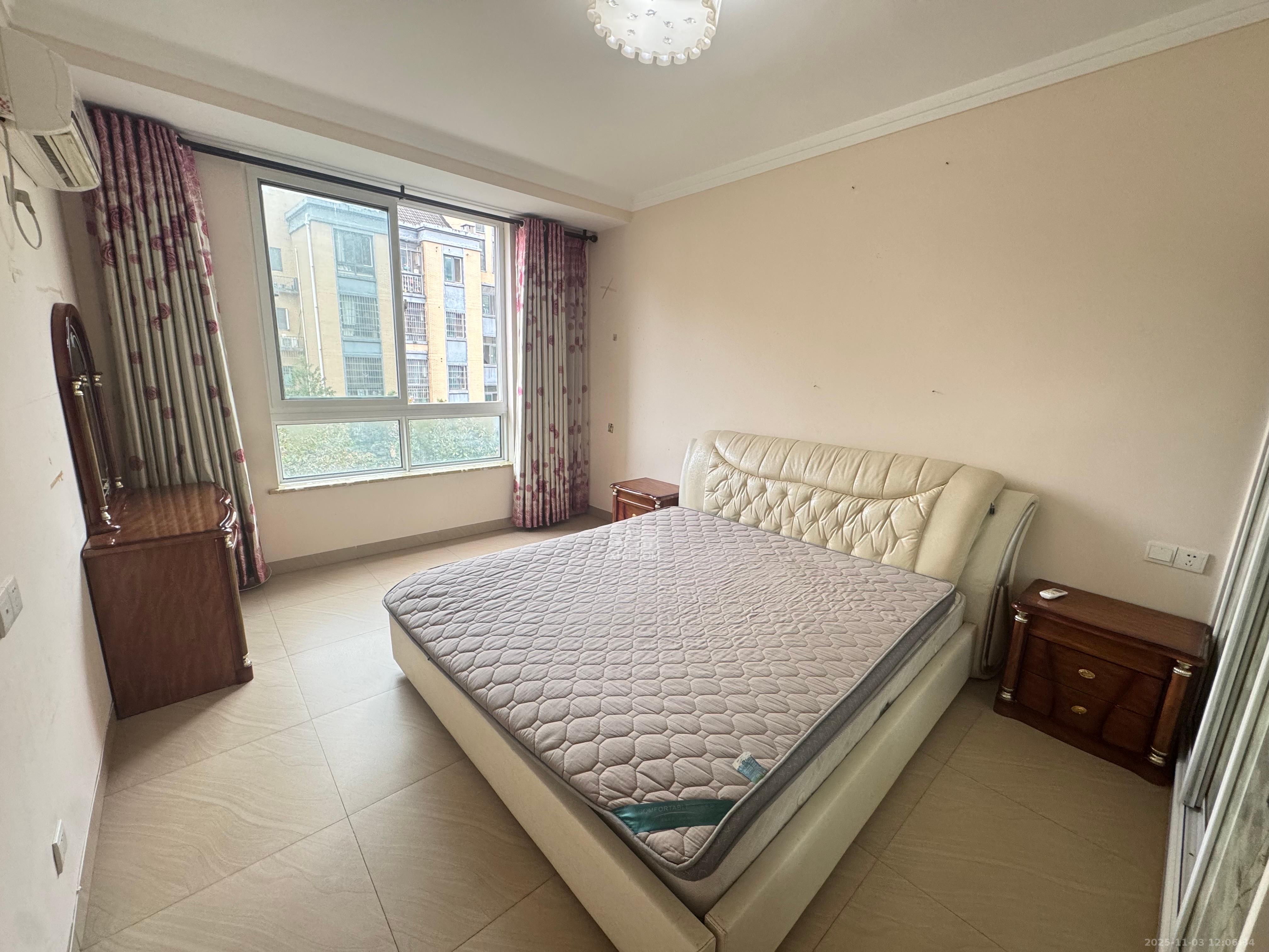 山水湾  3室2厅2卫    1800.0元/月室内图