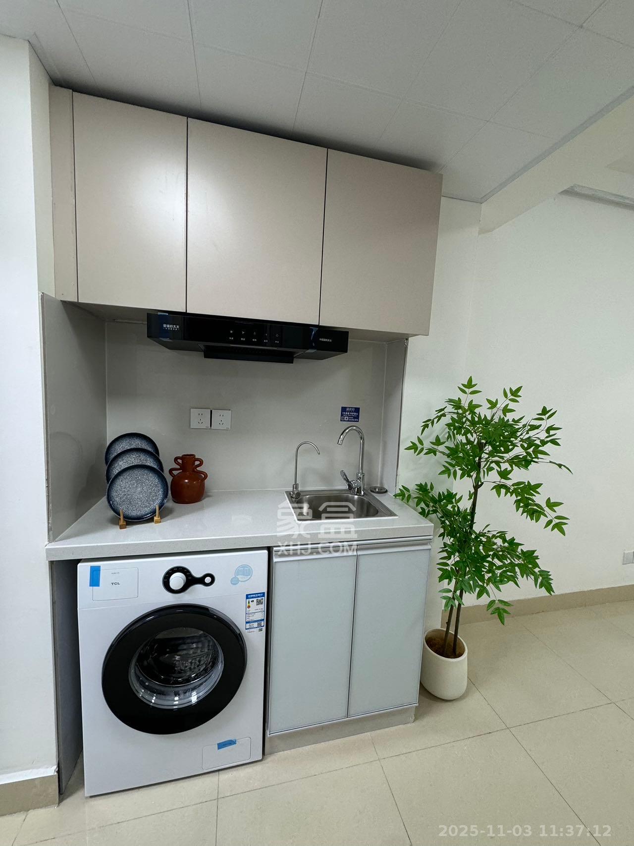 英郡年华  1室1厅1卫    1400.0元/月