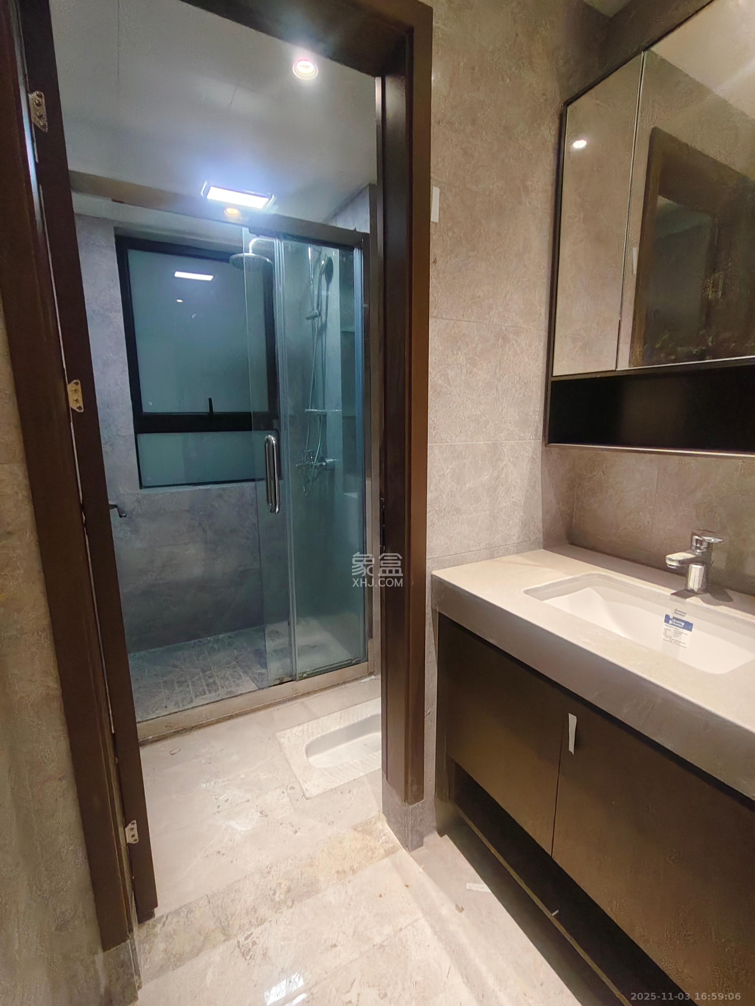 荣盛锦绣学府  4室2厅2卫    2000.0元/月室内图