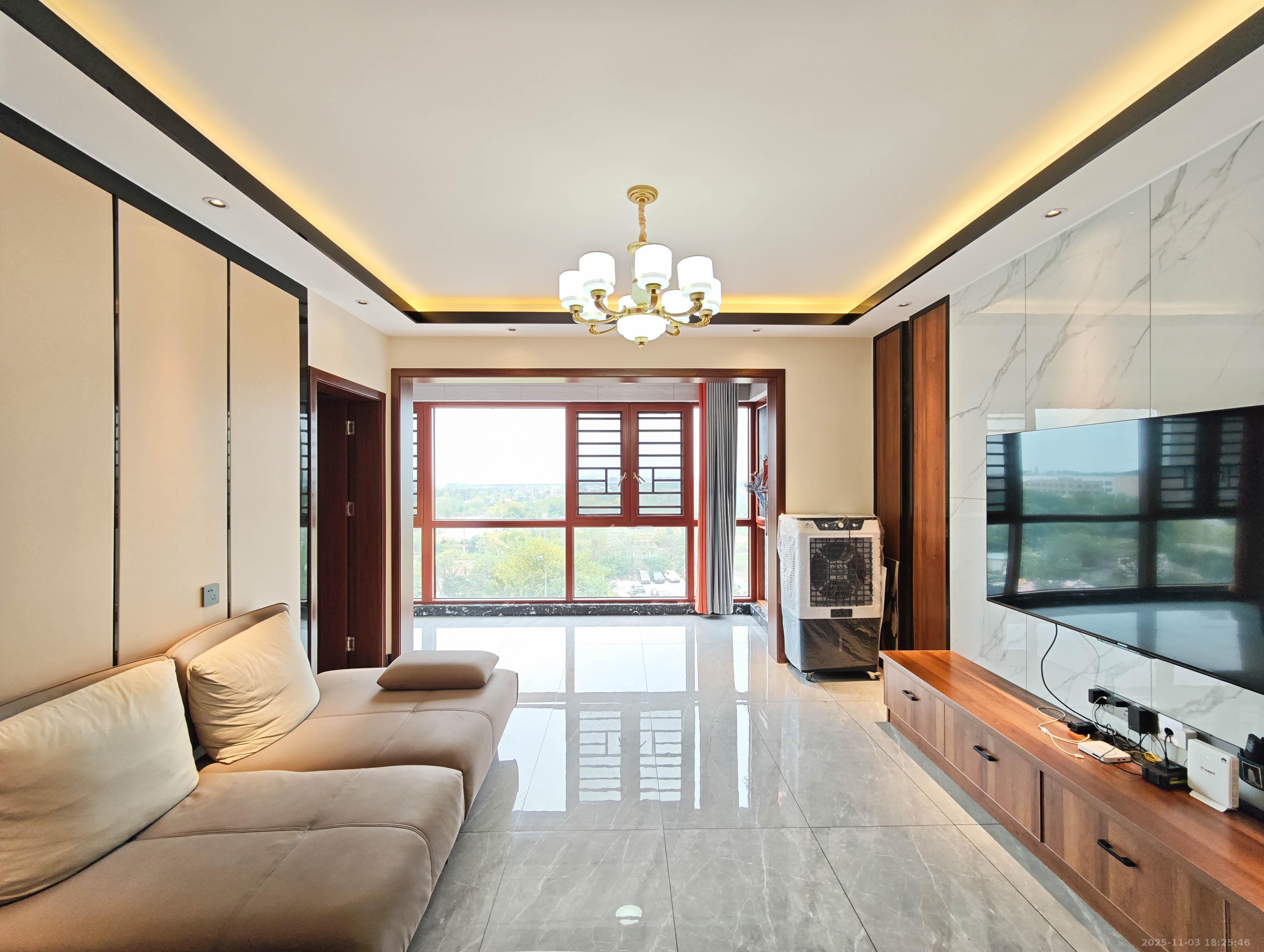 保利东郡 3室2厅2卫 108.0万 保利东郡 3室2厅2卫 108.0万客厅