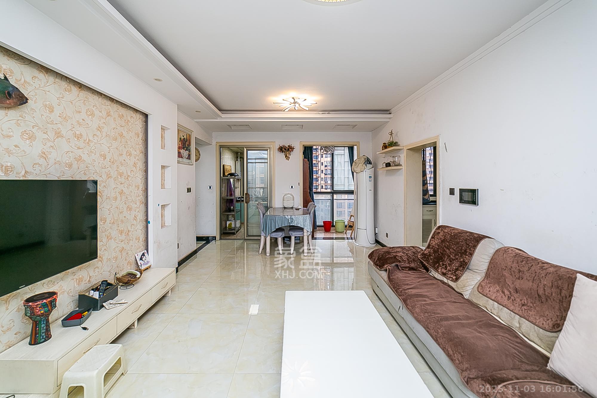 兴威帕克水岸  3室2厅2卫    99.0万客厅