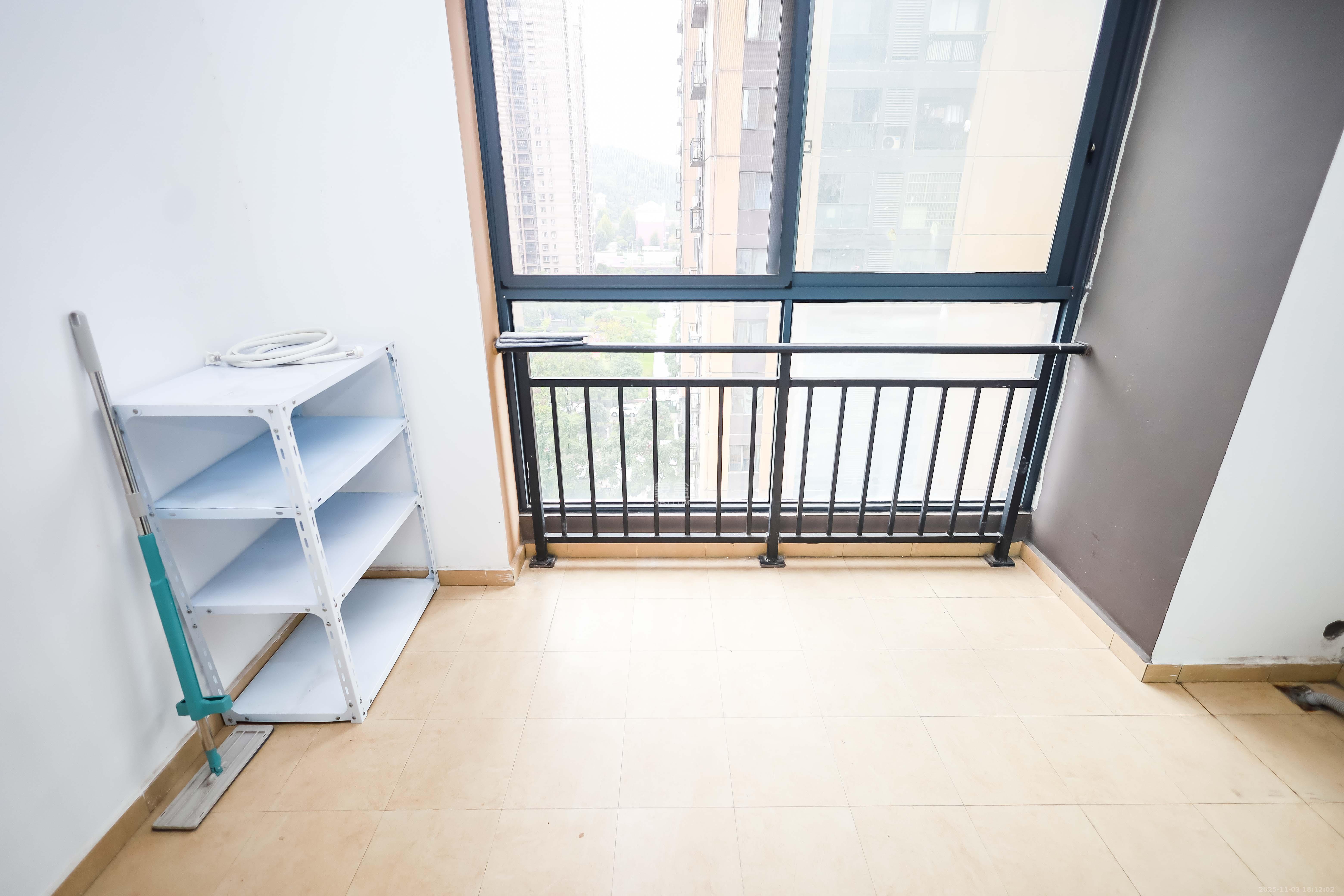 麓谷小镇  3室2厅1卫    53.0万 麓谷小镇  3室2厅1卫    53.0万阳台