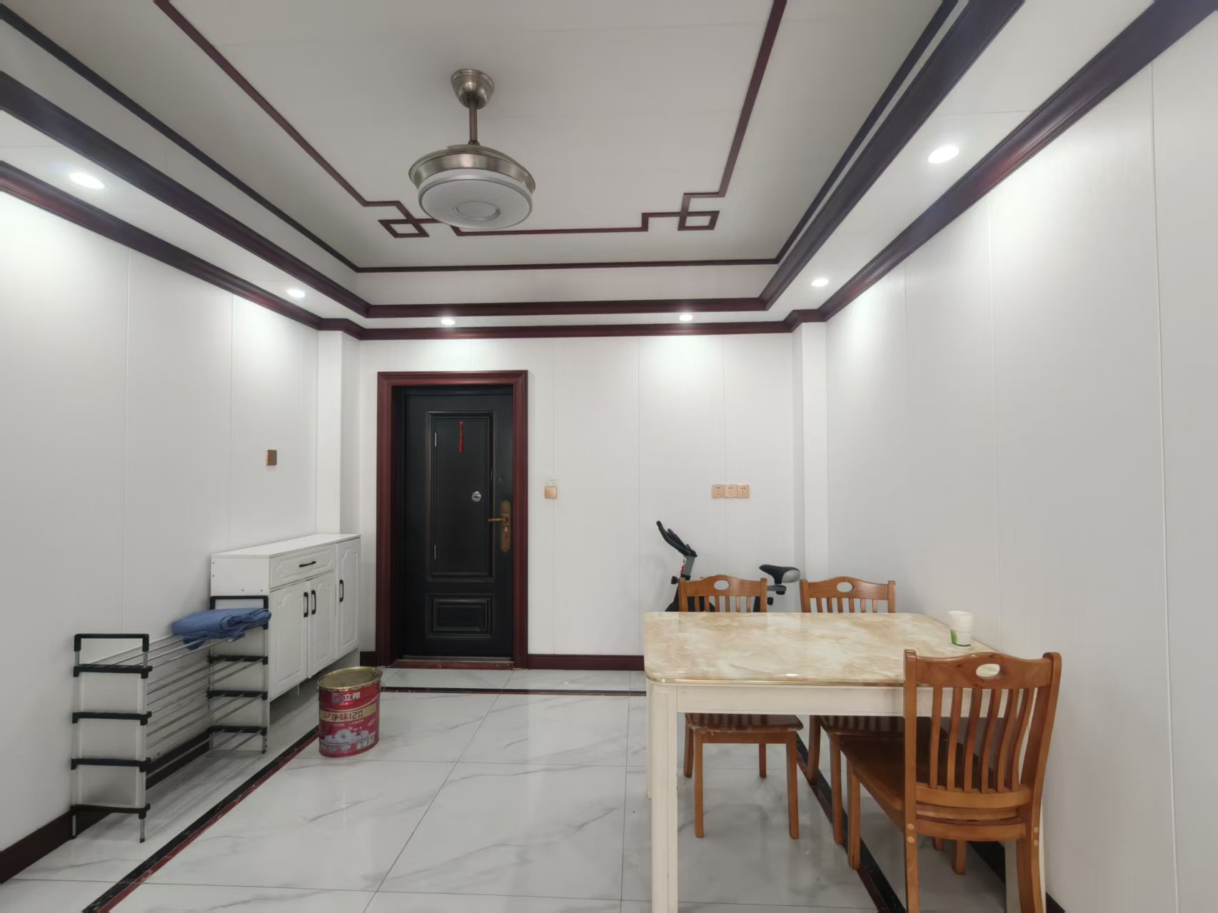 椰城大厦  3室2厅1卫    2400.0元/月