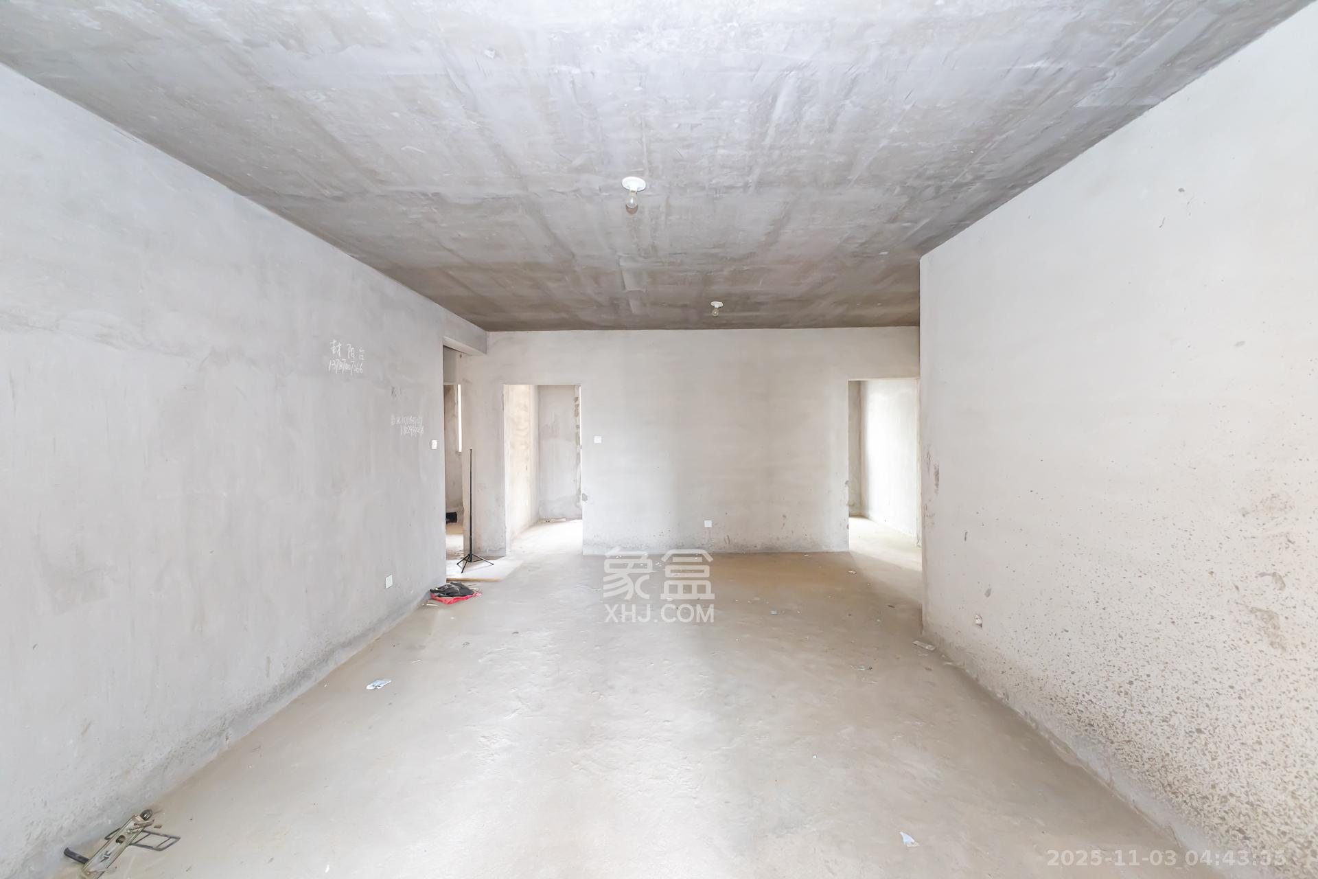 星月绿洲  4室2厅2卫    80.0万客厅