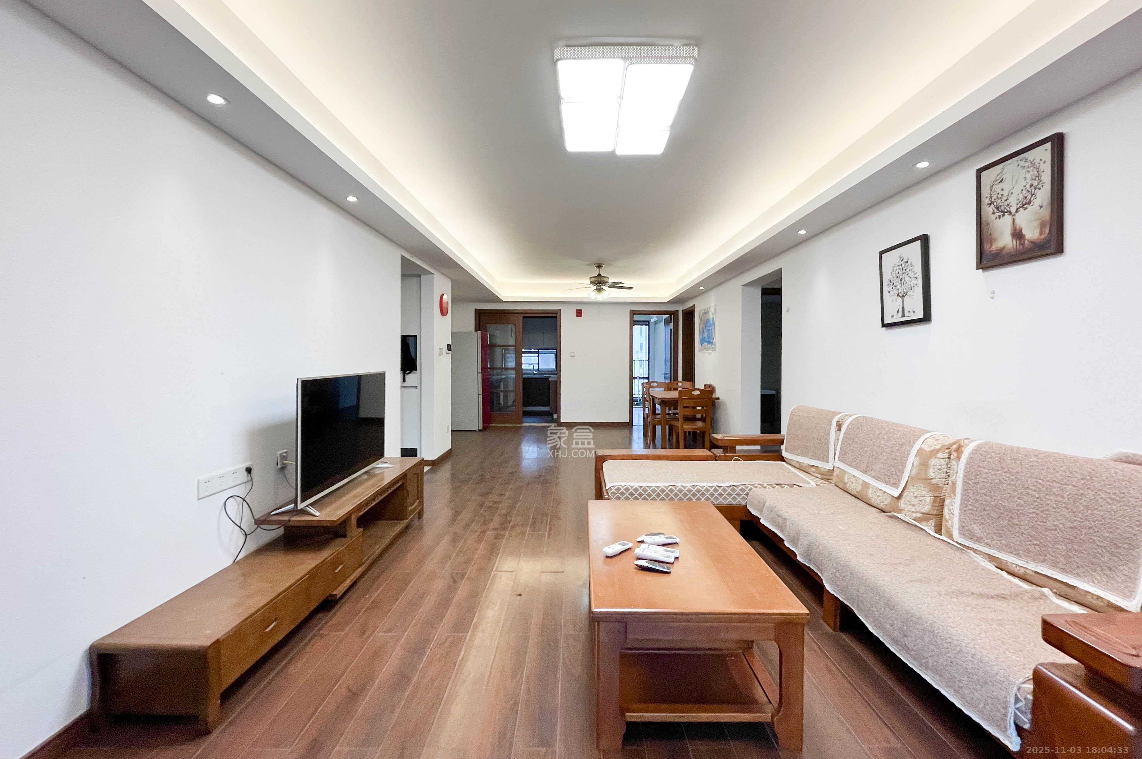 万科里梅溪郡  4室2厅2卫    258.0万客厅