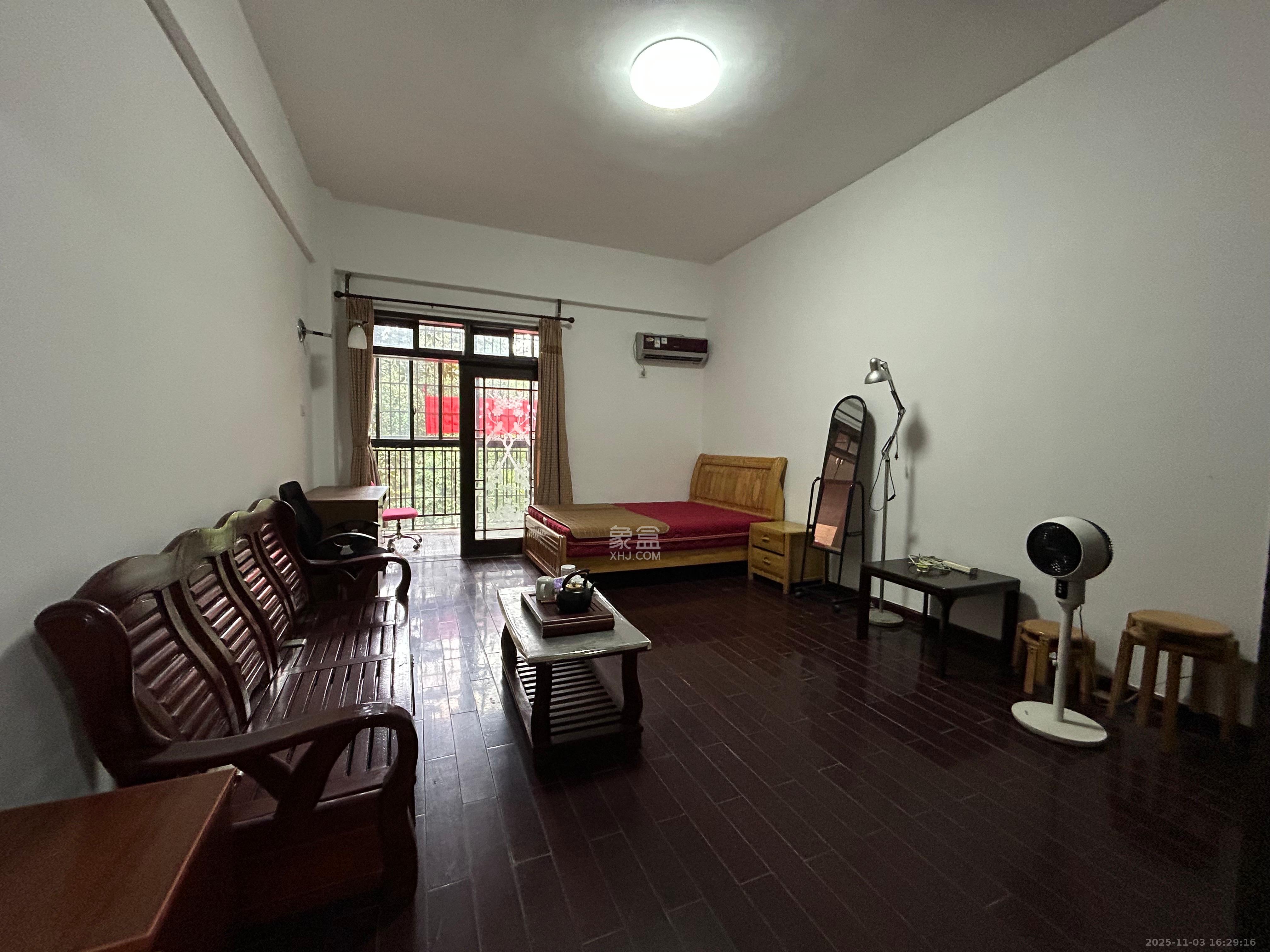 天城湖光山色  1室1厅1卫    1200.0元/月室内图1