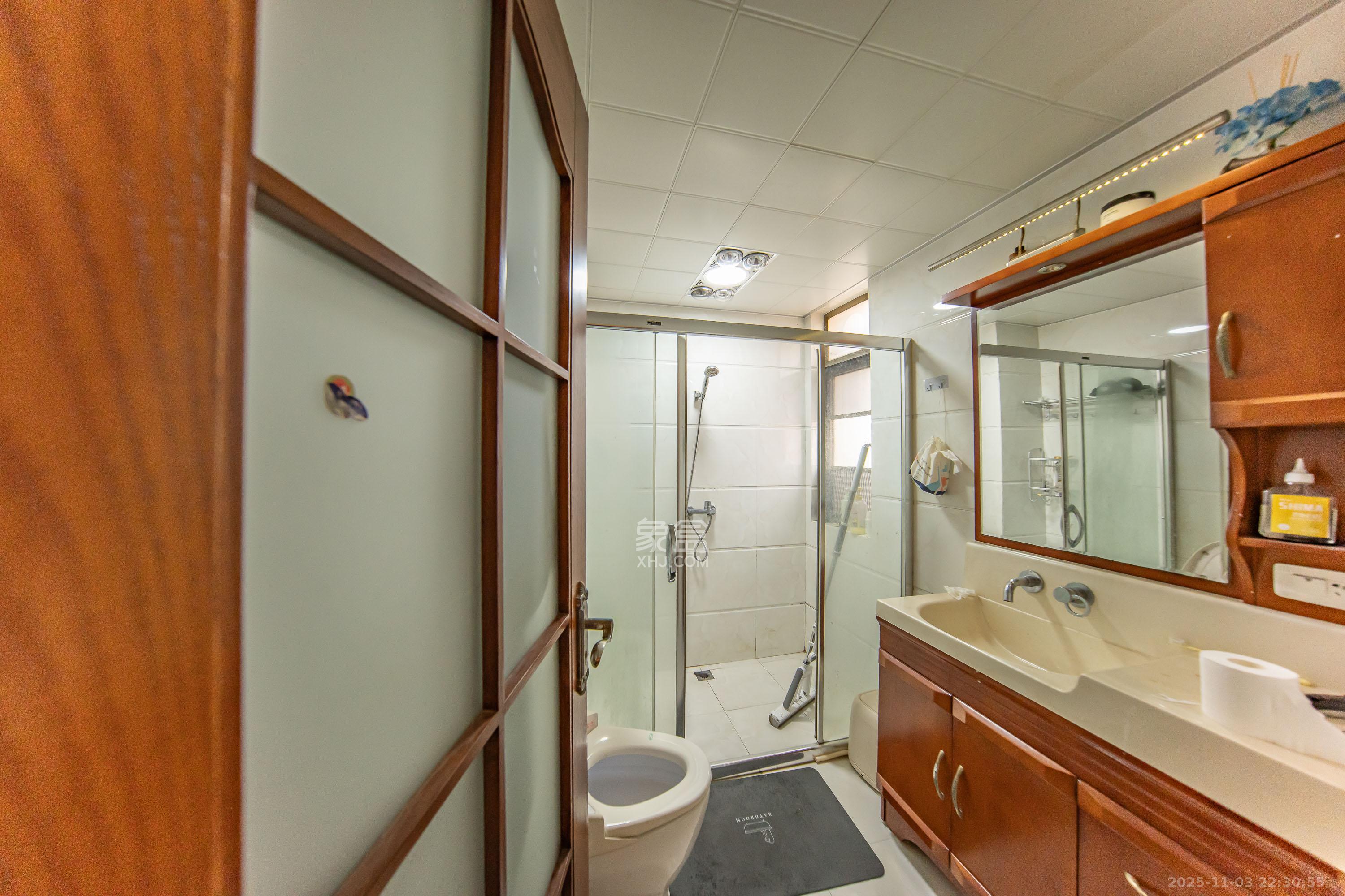 米兰春天  3室2厅2卫    85.0万卫生间