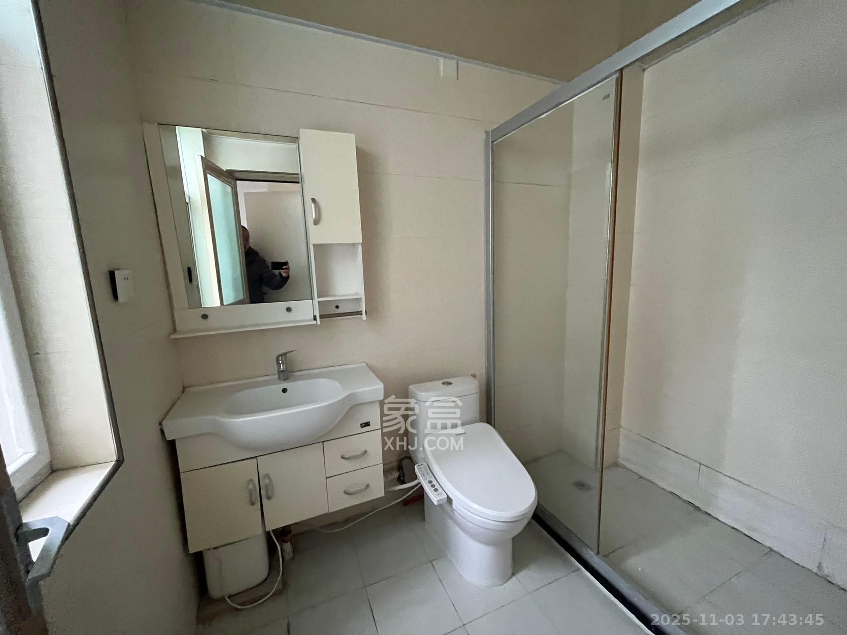 嘉盛华庭(一期、二期、三期) 3室2厅2卫 3000.0元/月 嘉盛华庭(一期、二期、三期) 3室2厅2卫 3000.0元/月室内图