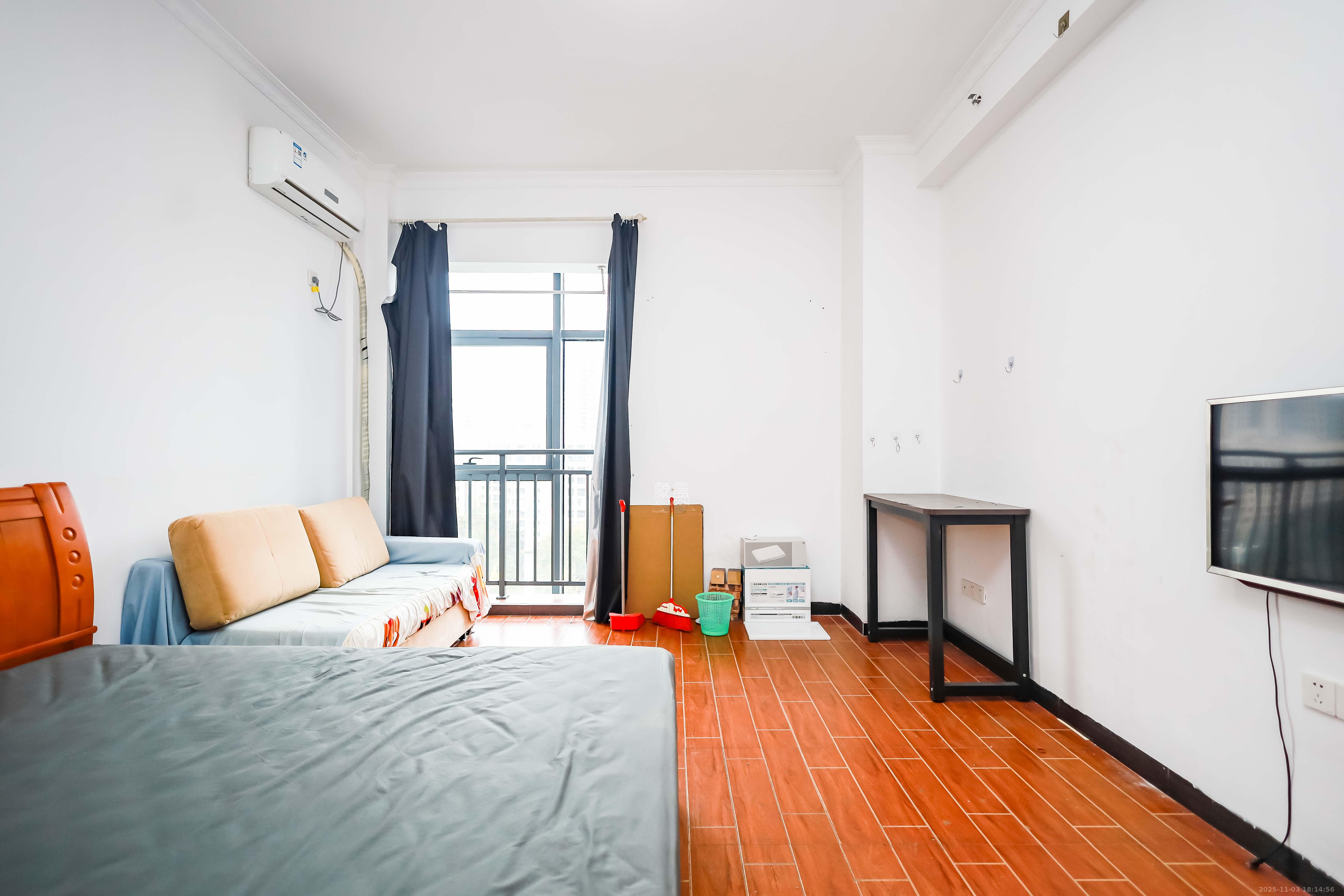 荣盛花语馨苑 1室1厅1卫 20.0万 荣盛花语馨苑 1室1厅1卫 20.0万客厅