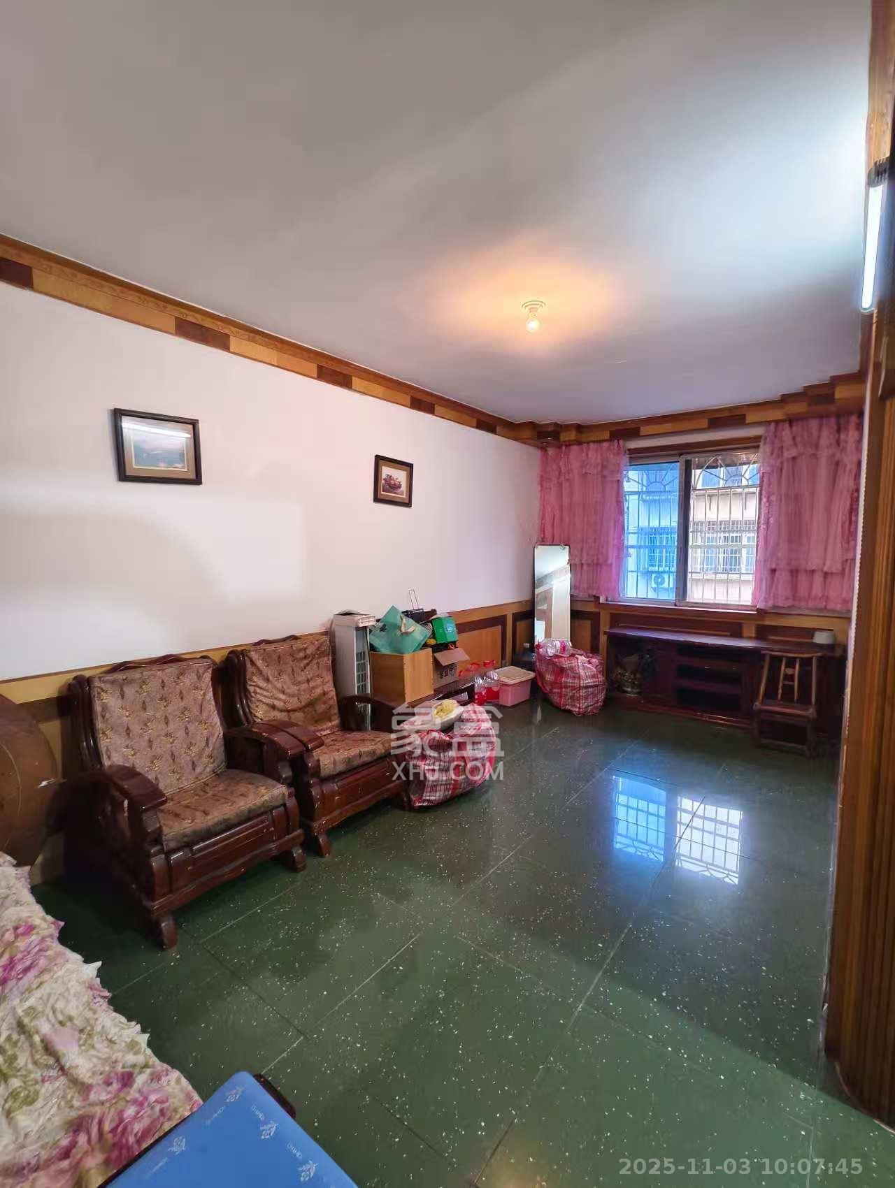 荷花园小区(安置房小区) 2室2厅1卫 1500.0元/月 荷花园小区(安置房小区) 2室2厅1卫 1500.0元/月室内图