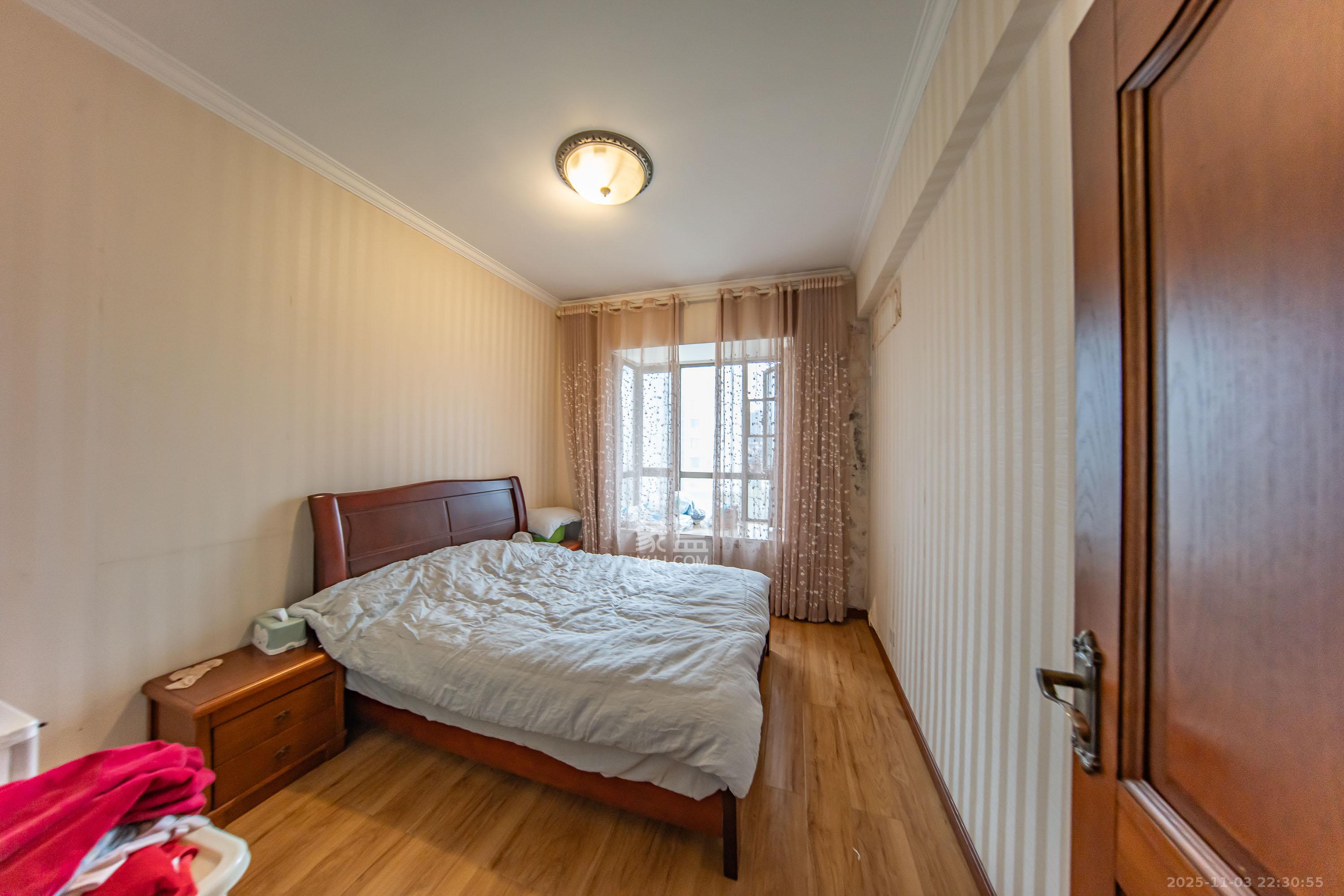 米兰春天  3室2厅2卫    85.0万卧室