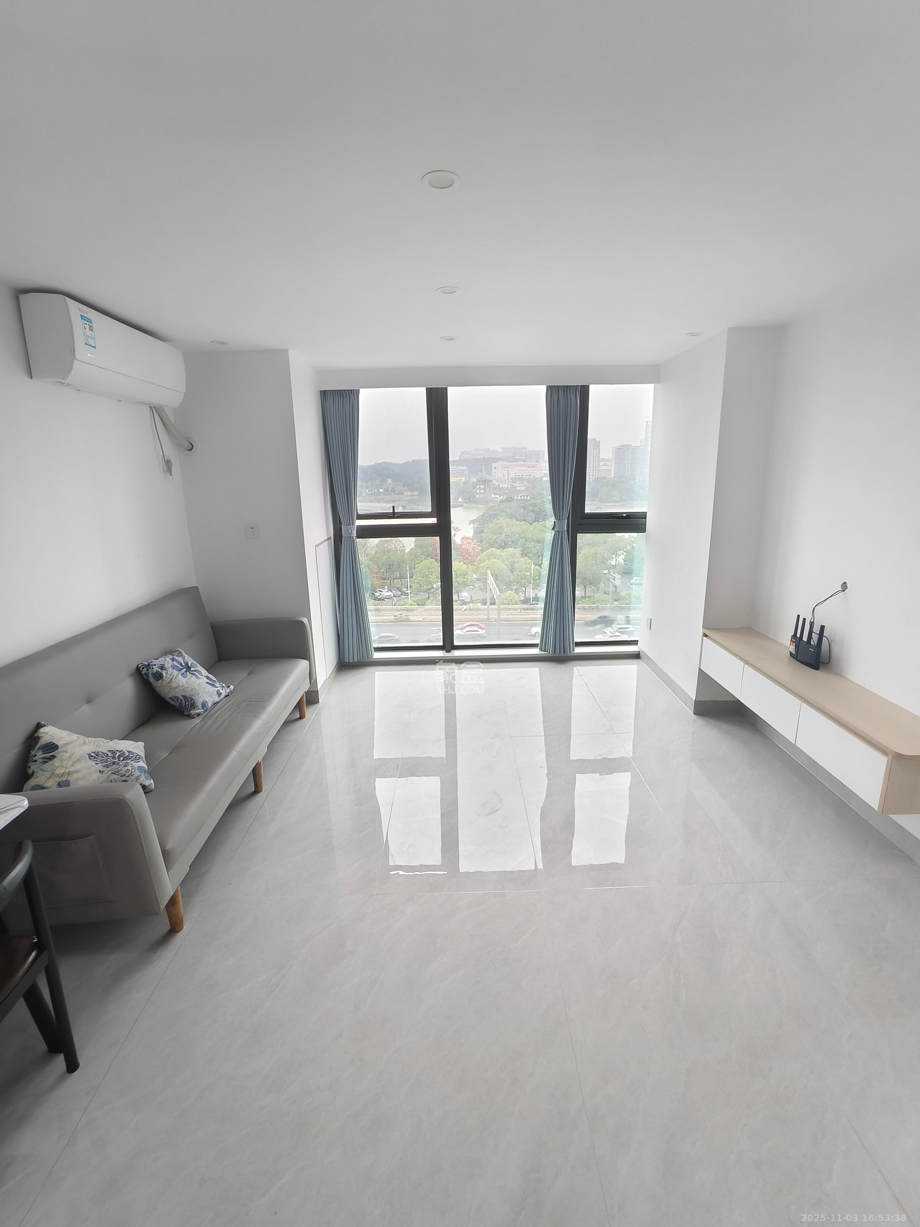 绿地V岛  2室1厅1卫    2400.0元/月