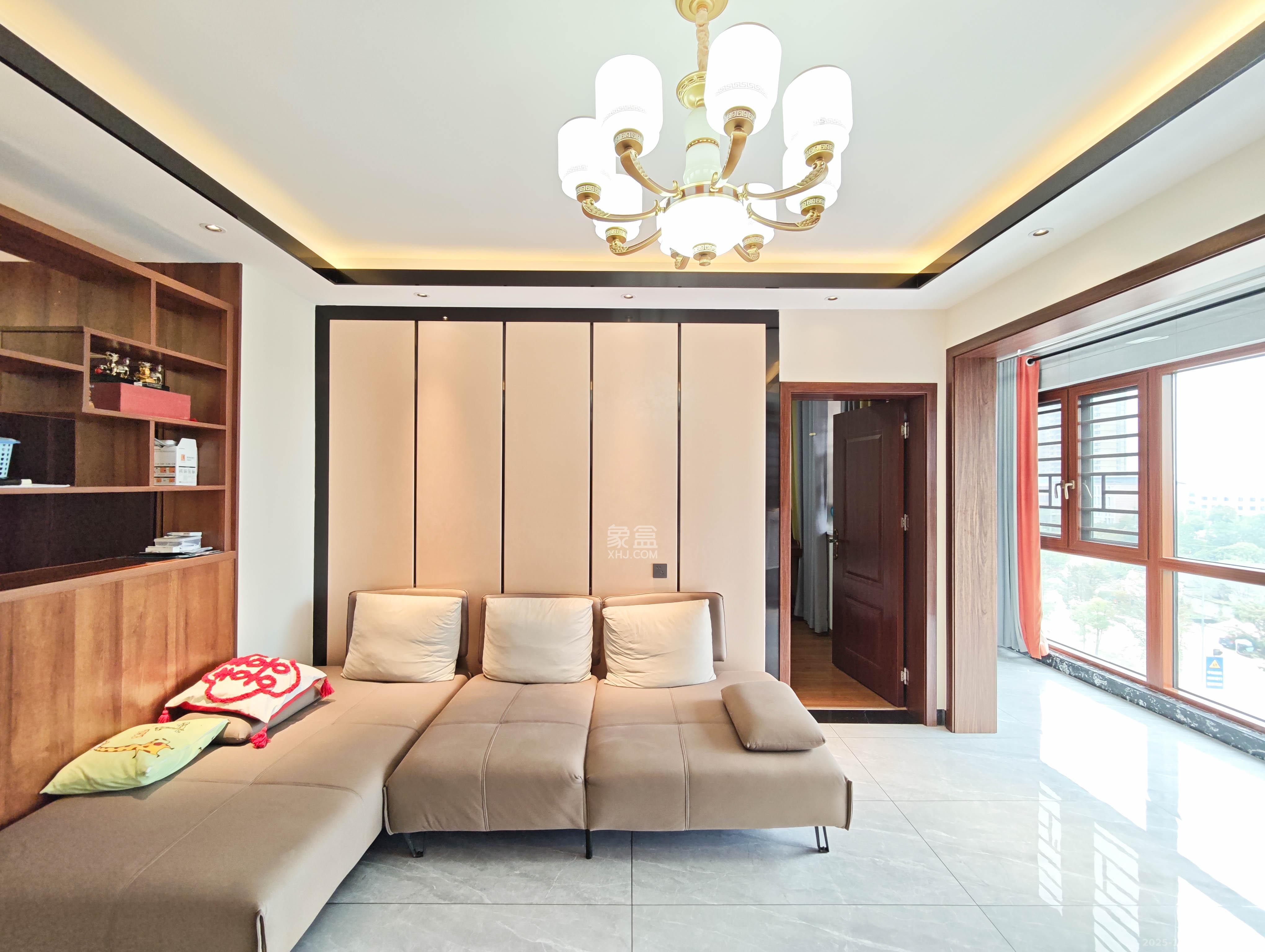 保利东郡 3室2厅2卫 108.0万 保利东郡 3室2厅2卫 108.0万客厅