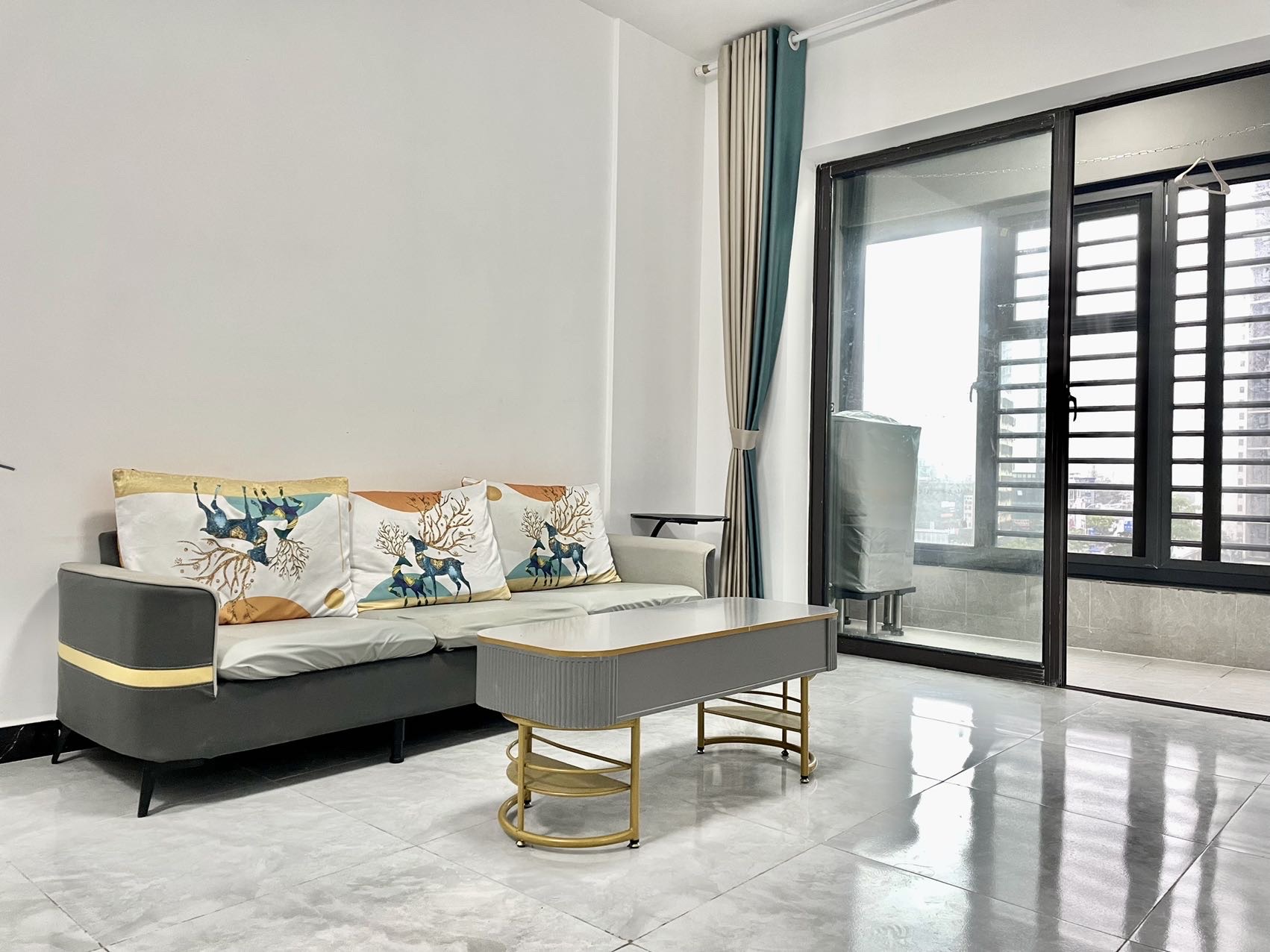 坡博家园四区  2室2厅1卫    2300.0元/月室内图