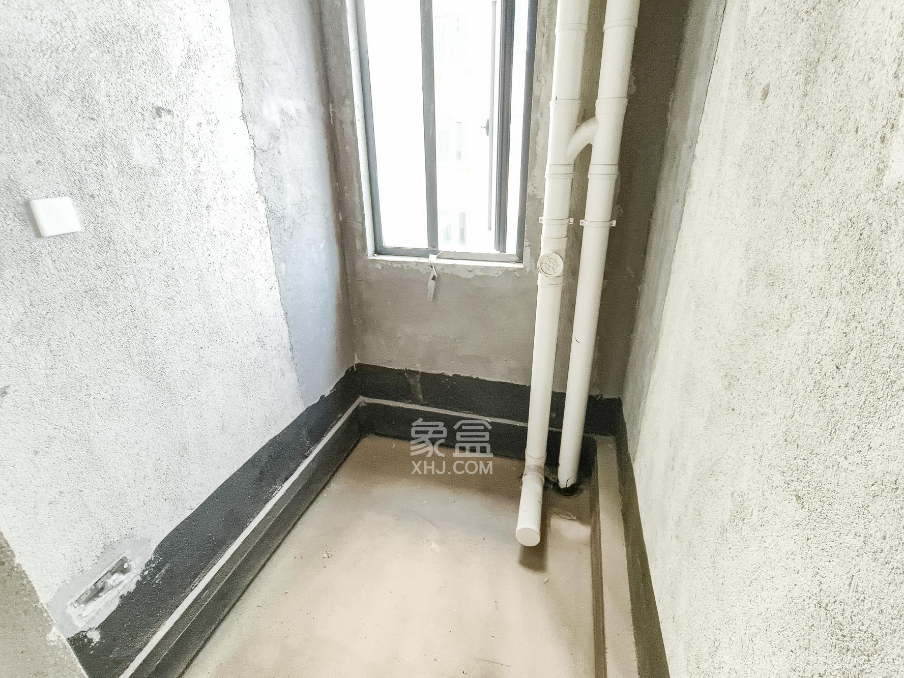 新长海玖龙台 4室2厅2卫 85.0万 新长海玖龙台 4室2厅2卫 85.0万卫生间