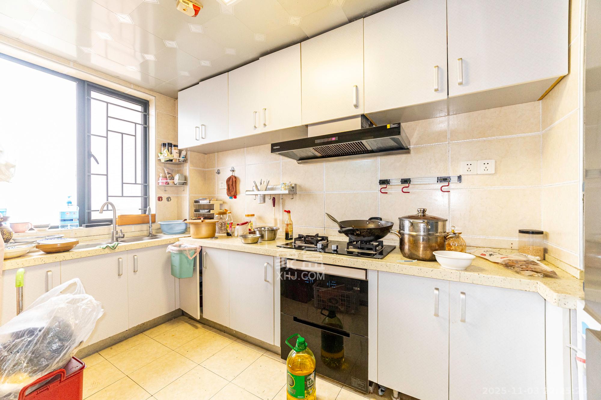 三一街区  3室2厅2卫    69.6万 三一街区  3室2厅2卫    69.6万厨房