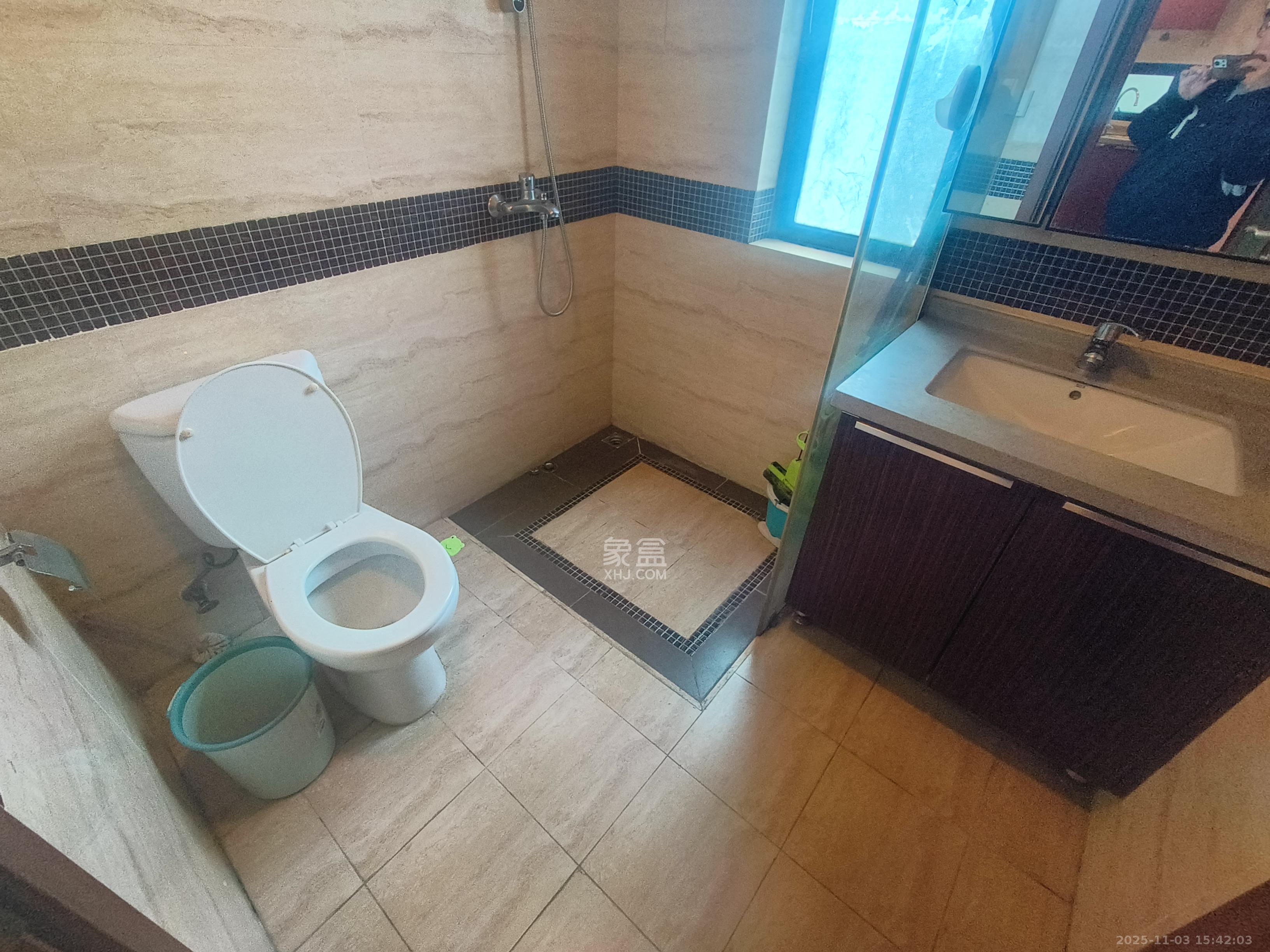 万科城  2室2厅1卫    2400.0元/月室内图