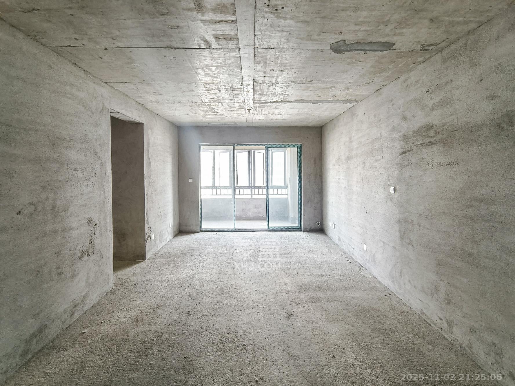 新长海玖龙台 4室2厅2卫 85.0万 新长海玖龙台 4室2厅2卫 85.0万客厅