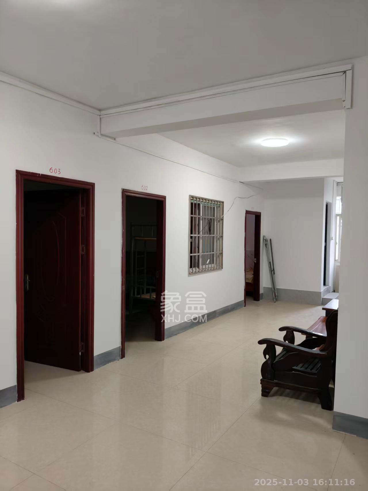 杉山社区  5室1厅2卫    1500.0元/月室内图