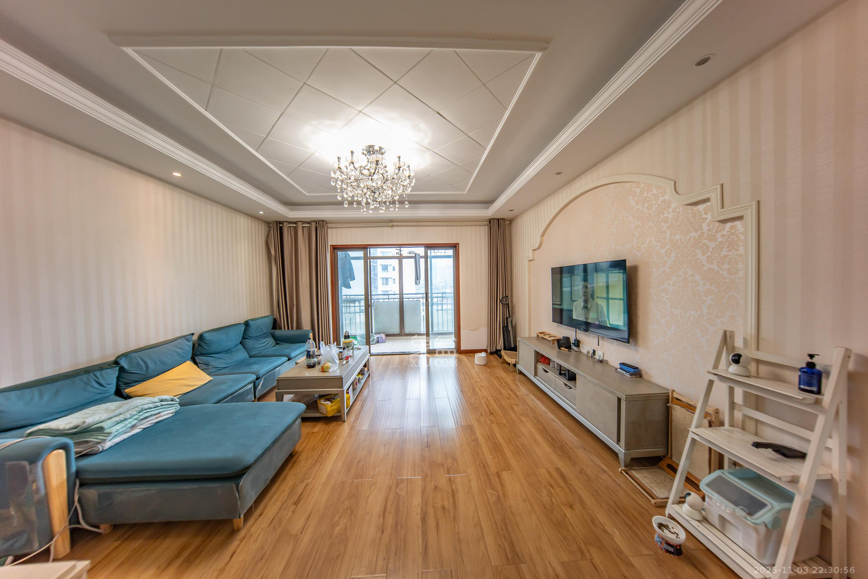 米兰春天  3室2厅2卫    85.0万客厅