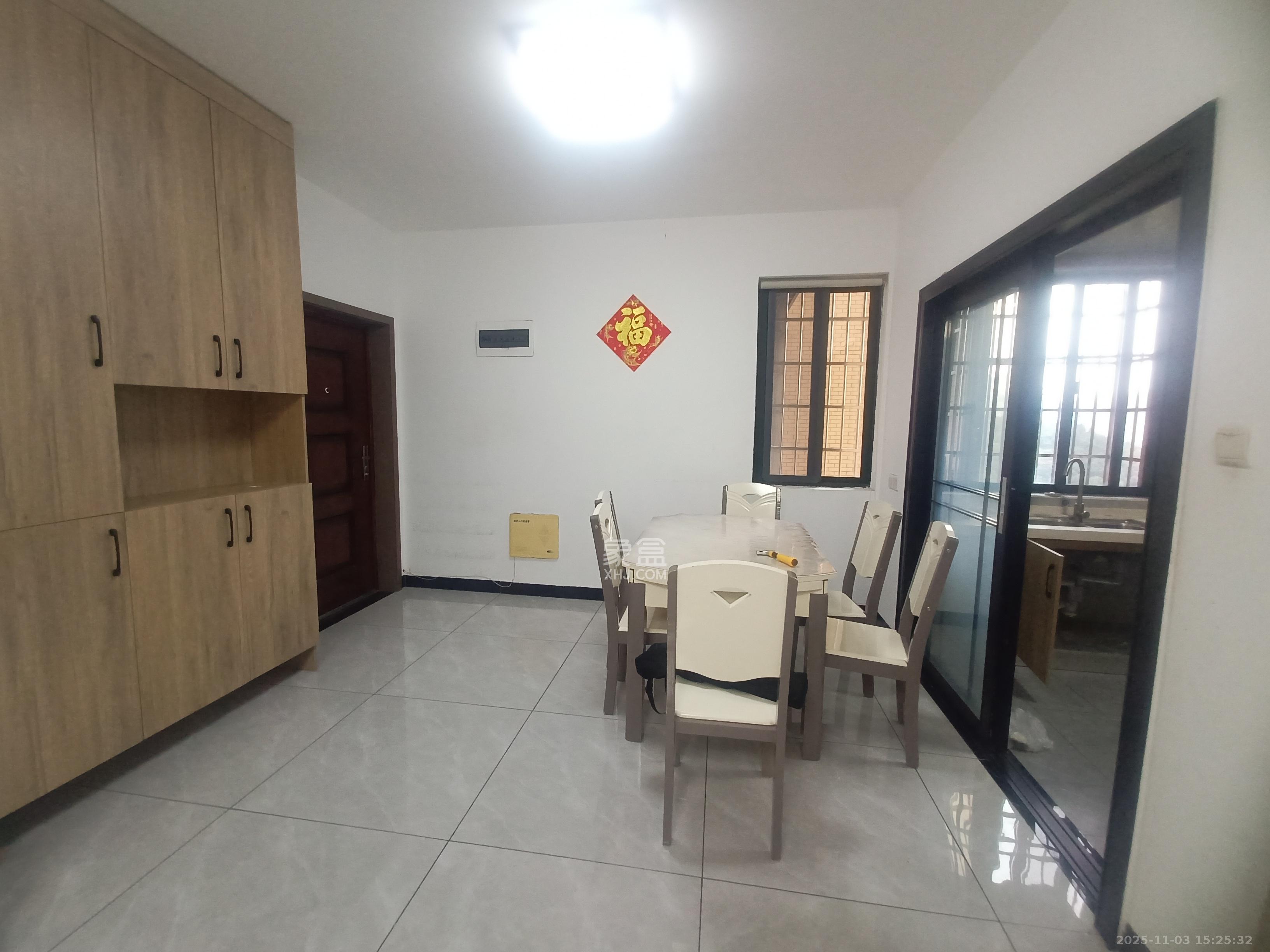 岳鞍阁小区  3室2厅2卫    2400.0元/月室内图