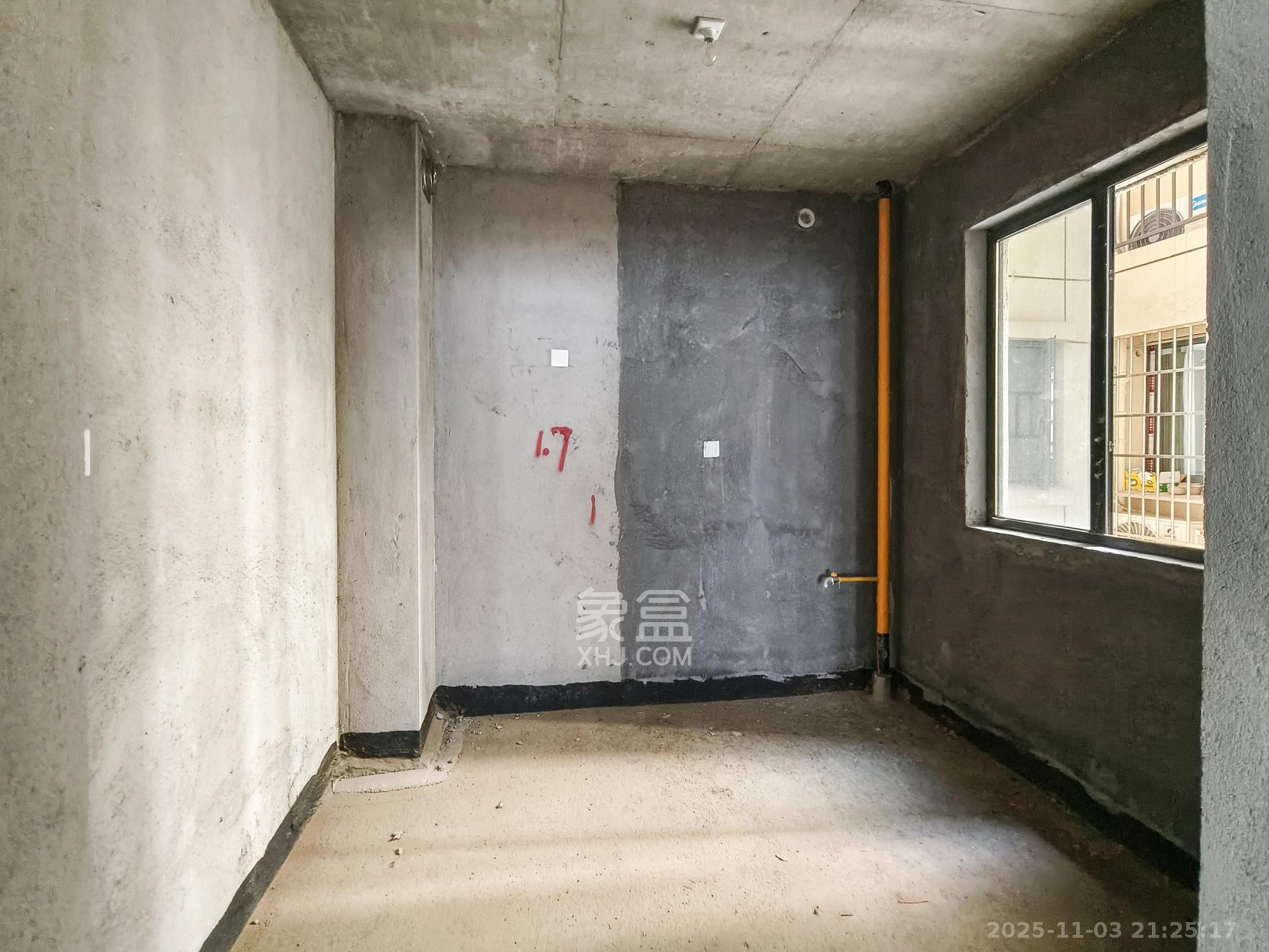 新长海玖龙台  4室2厅2卫    85.0万厨房