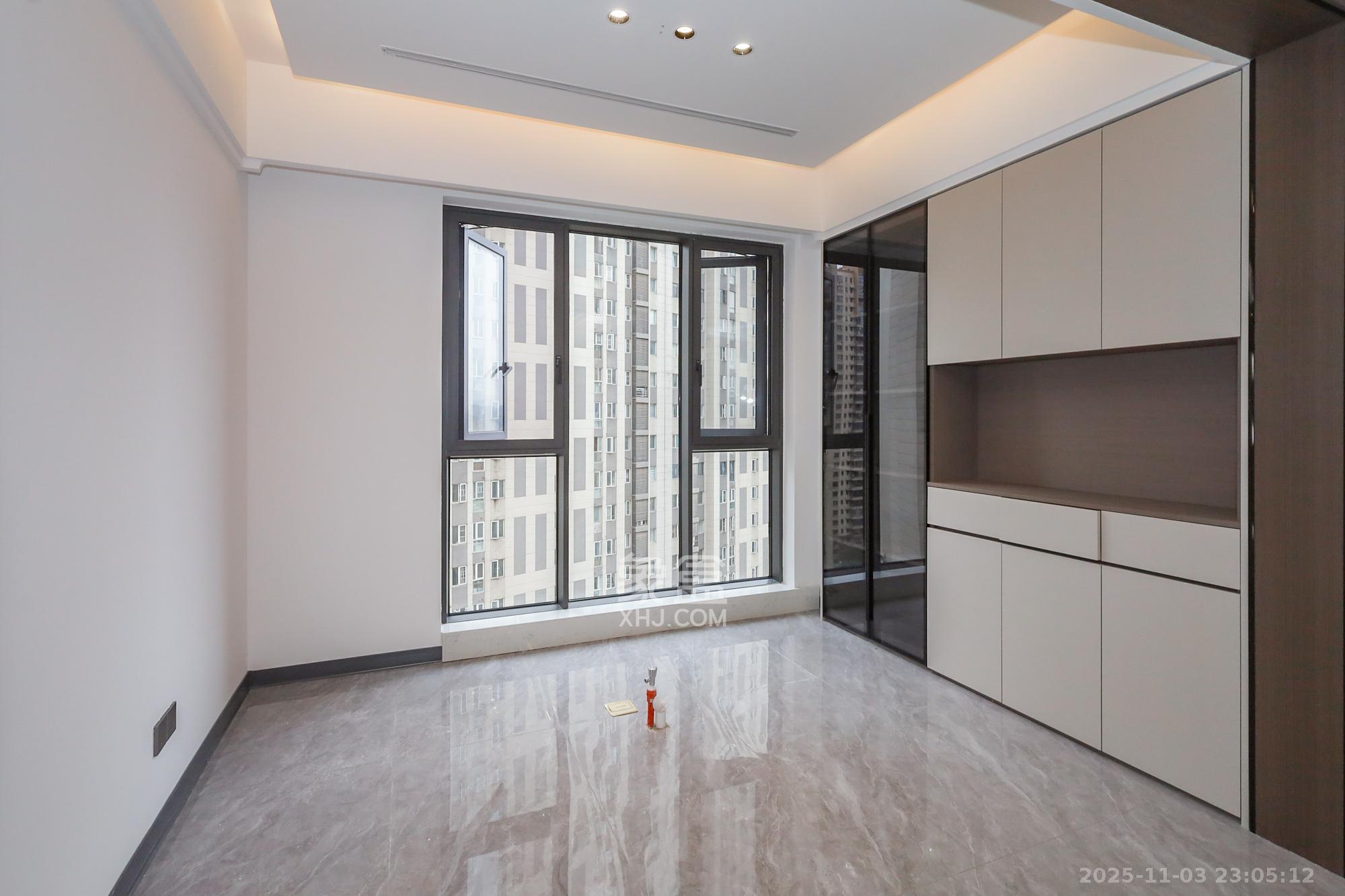 当代滨江MOMA  3室2厅2卫    132.0万阳台